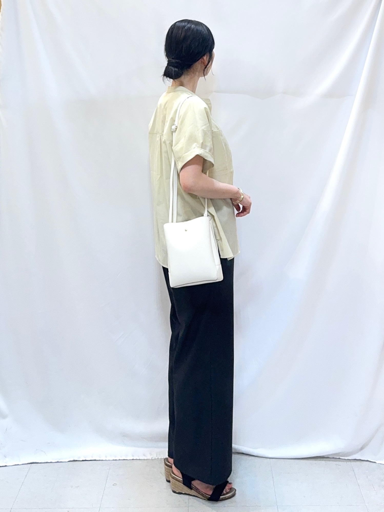 𝐇𝐢𝐫𝐨𝐦𝐢さんの「SHOO･LA･RUE｜【通気性〇/UV/S-LL】風が通り抜ける 半袖バンドカラーシアーシャツ」を使ったコーディネート