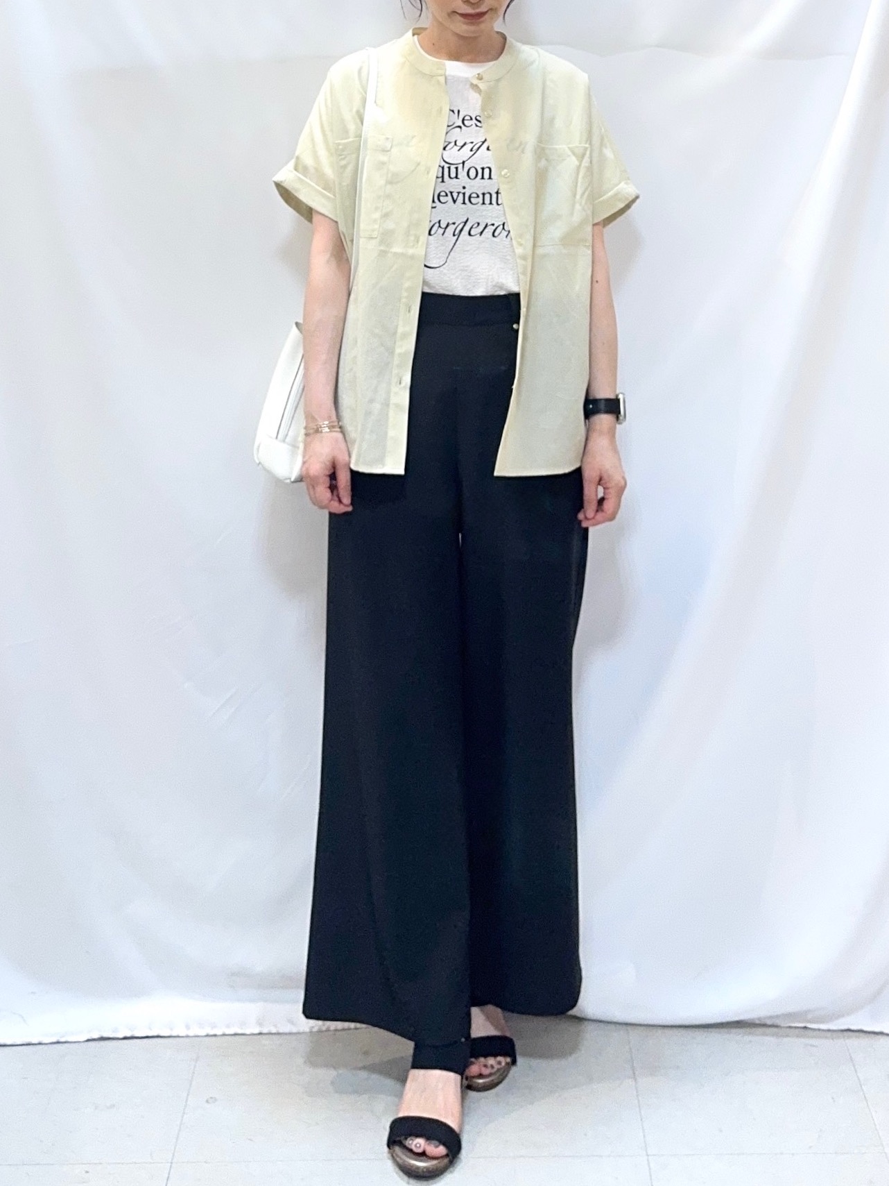 𝐇𝐢𝐫𝐨𝐦𝐢さんの「SHOO･LA･RUE｜【通気性〇/UV/S-LL】風が通り抜ける 半袖バンドカラーシアーシャツ」を使ったコーディネート