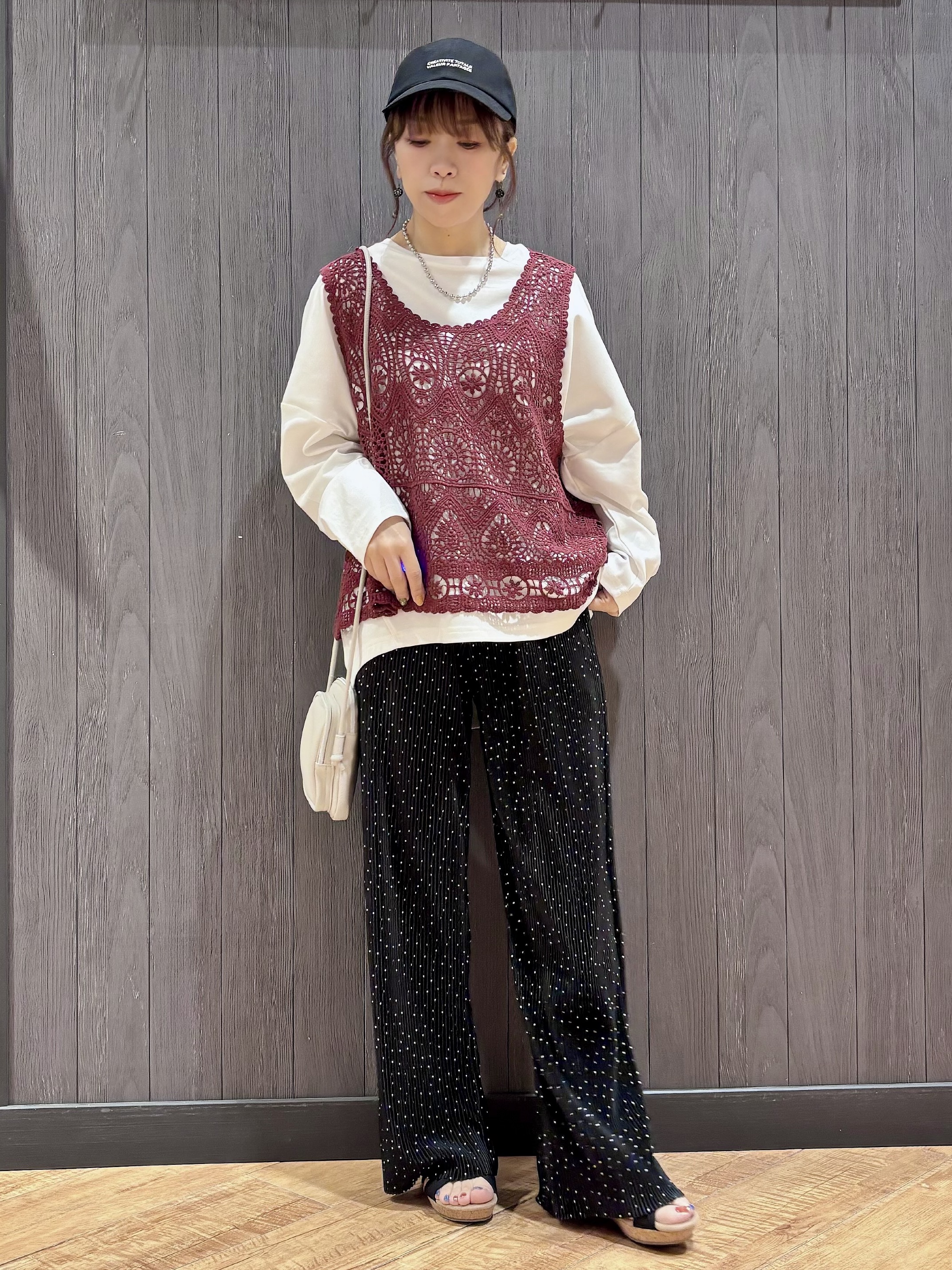 meiさんの「SHOO･LA･RUE｜【2点セット/S-LL】透かしクロシェ編みベスト＋ロゴT 大人の涼やかセット」を使ったコーディネート