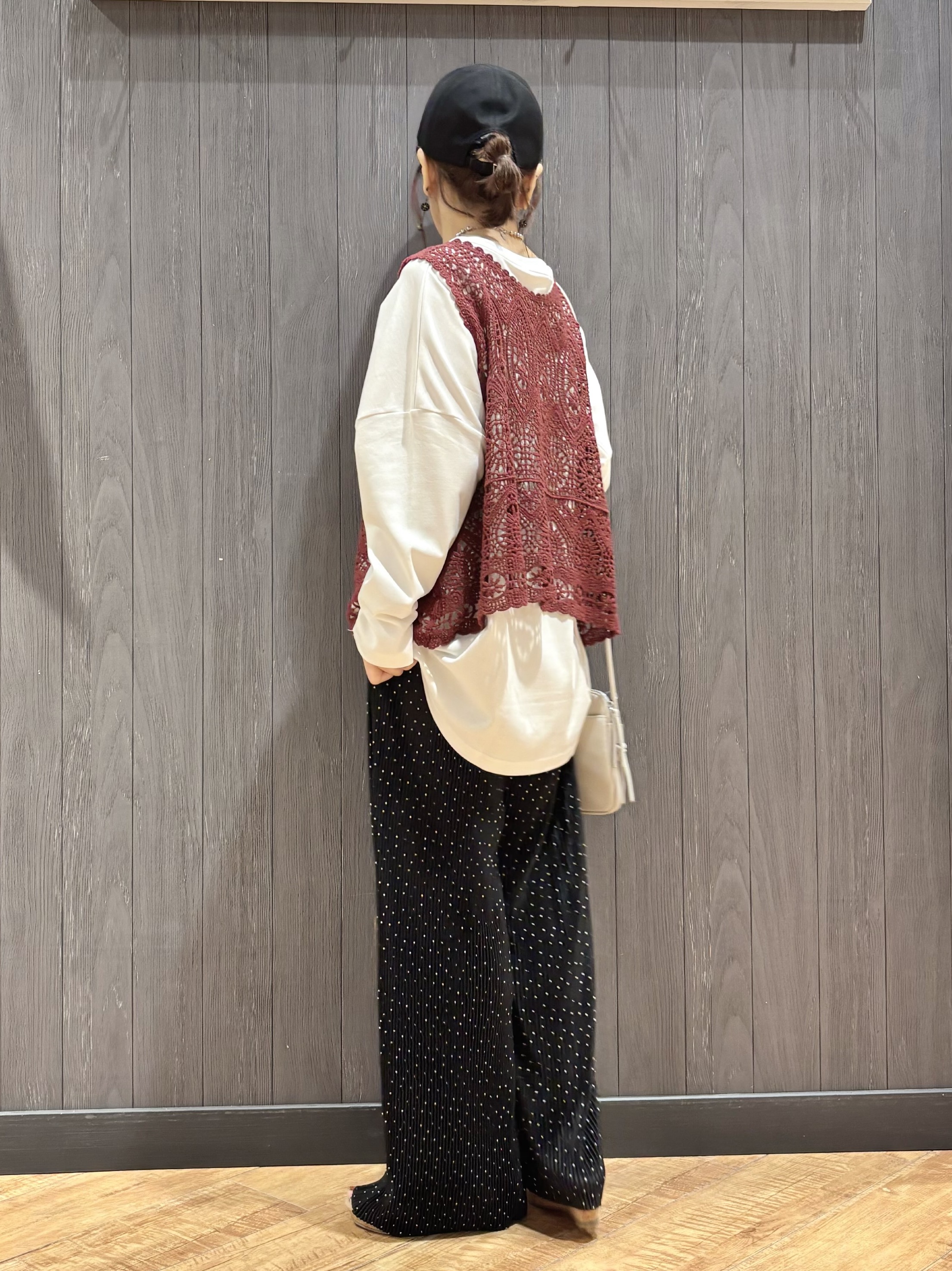 meiさんの「SHOO･LA･RUE｜【2点セット/S-LL】透かしクロシェ編みベスト＋ロゴT 大人の涼やかセット」を使ったコーディネート
