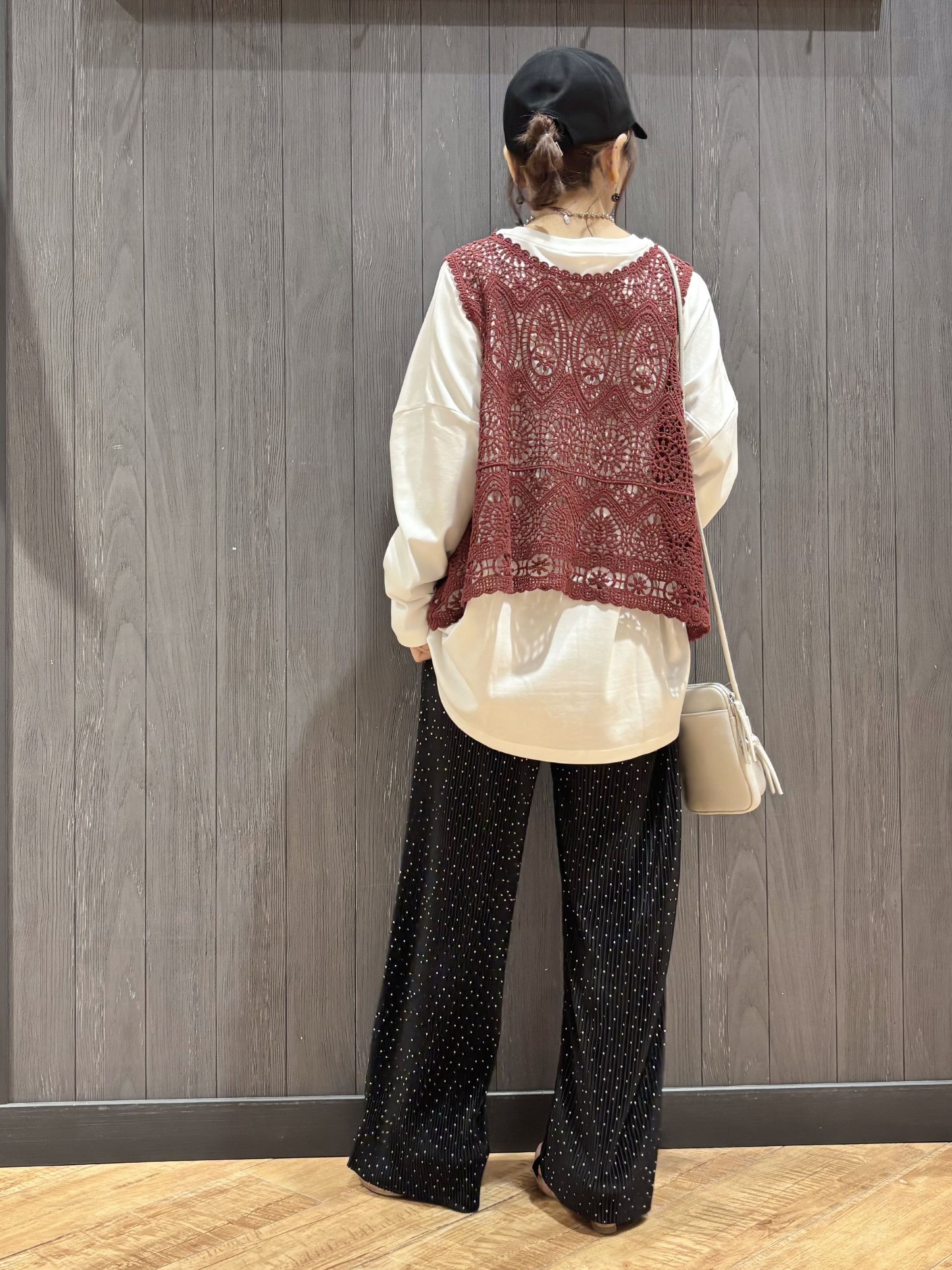 meiさんの「SHOO･LA･RUE｜【2点セット/S-LL】透かしクロシェ編みベスト＋ロゴT 大人の涼やかセット」を使ったコーディネート