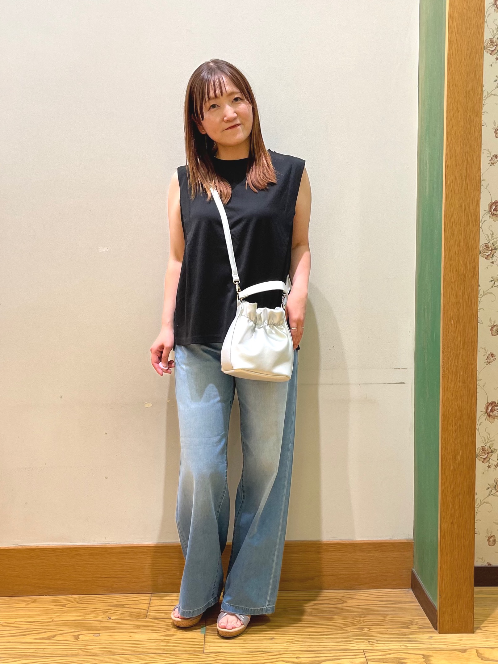 ゆっきーさんの「SHOO･LA･RUE｜【UVカット/接触冷感】上品に涼し気 とろみタックノースリーブトップス」を使ったコーディネート