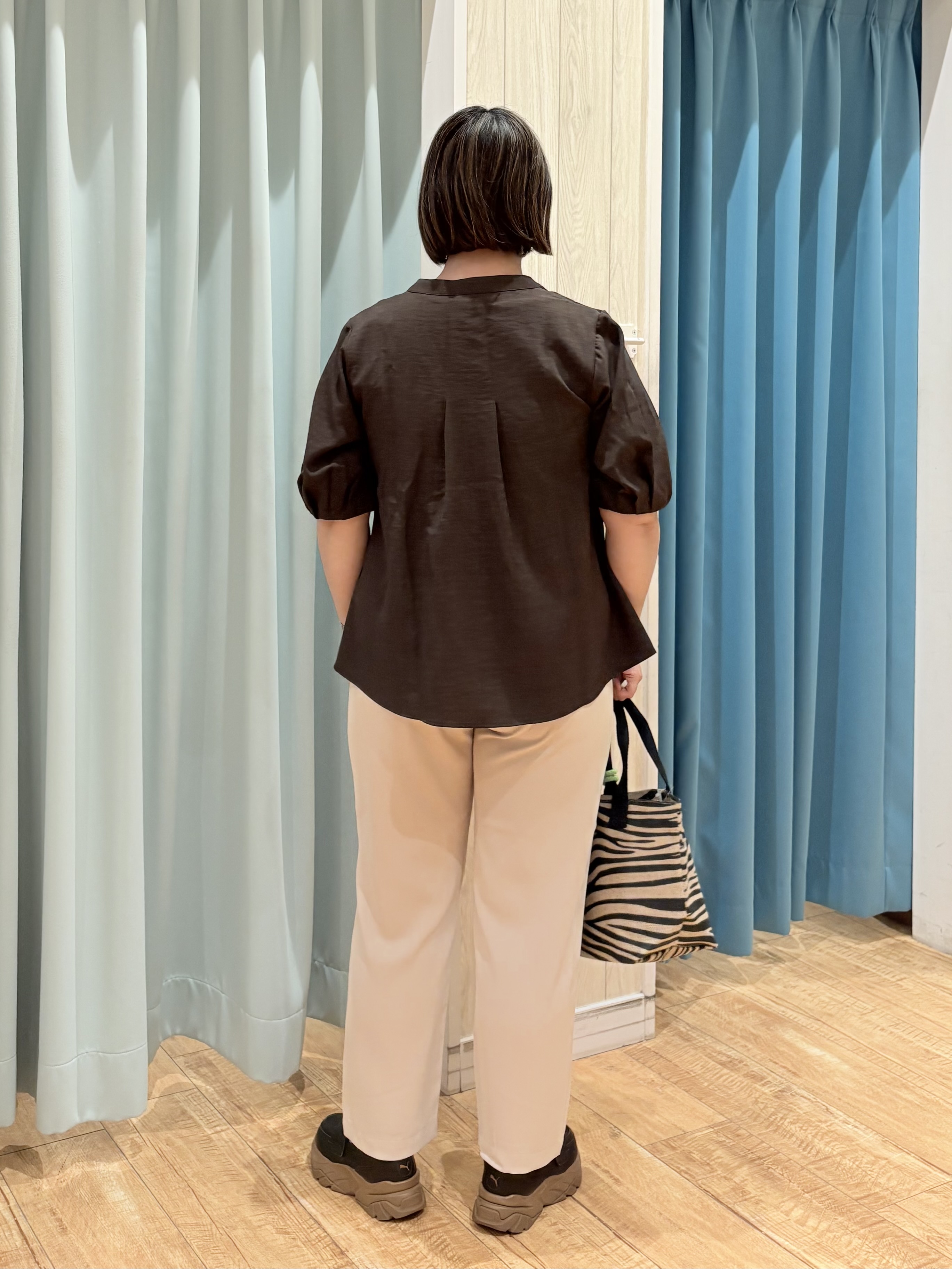 砂糖さんの「SHOO･LA･RUE｜【高レビュー/洗濯後しわになりにくい/インせず着られる】自然に体型カバー 麻調ペプラムブラウス」を使ったコーディネート