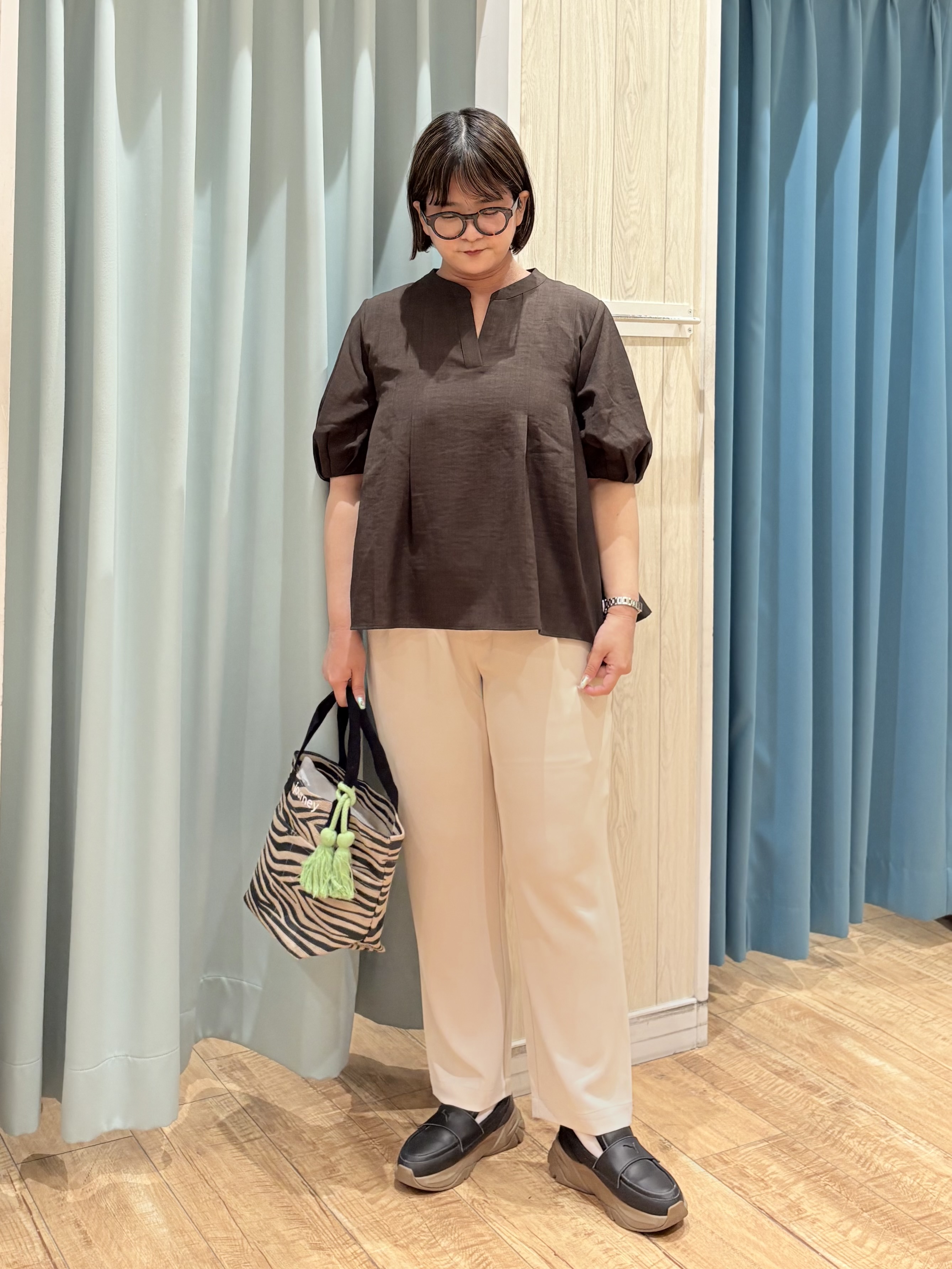 砂糖さんの「SHOO･LA･RUE｜【高レビュー/洗濯後しわになりにくい/インせず着られる】自然に体型カバー 麻調ペプラムブラウス」を使ったコーディネート
