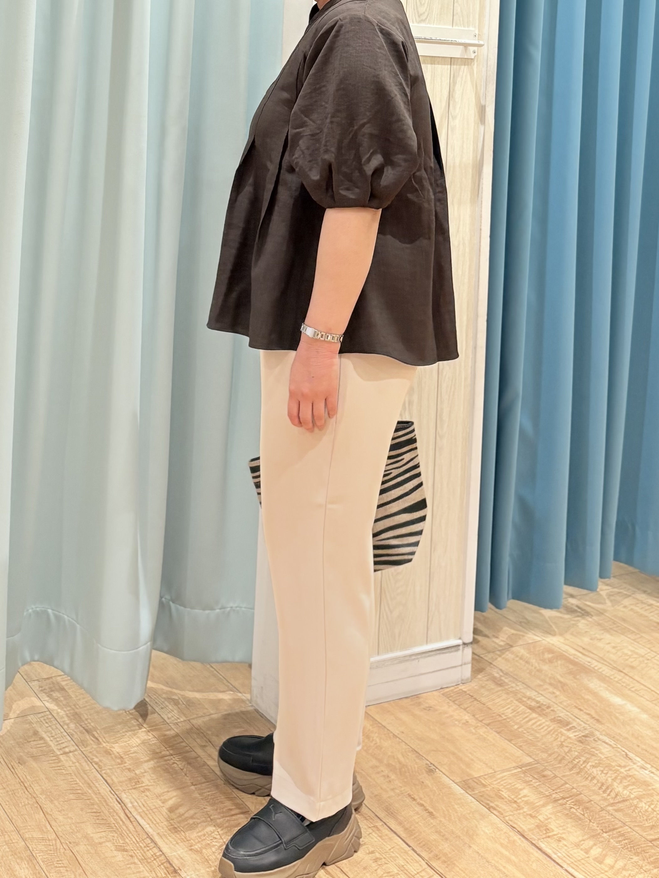 砂糖さんの「SHOO･LA･RUE｜【高レビュー/洗濯後しわになりにくい/インせず着られる】自然に体型カバー 麻調ペプラムブラウス」を使ったコーディネート