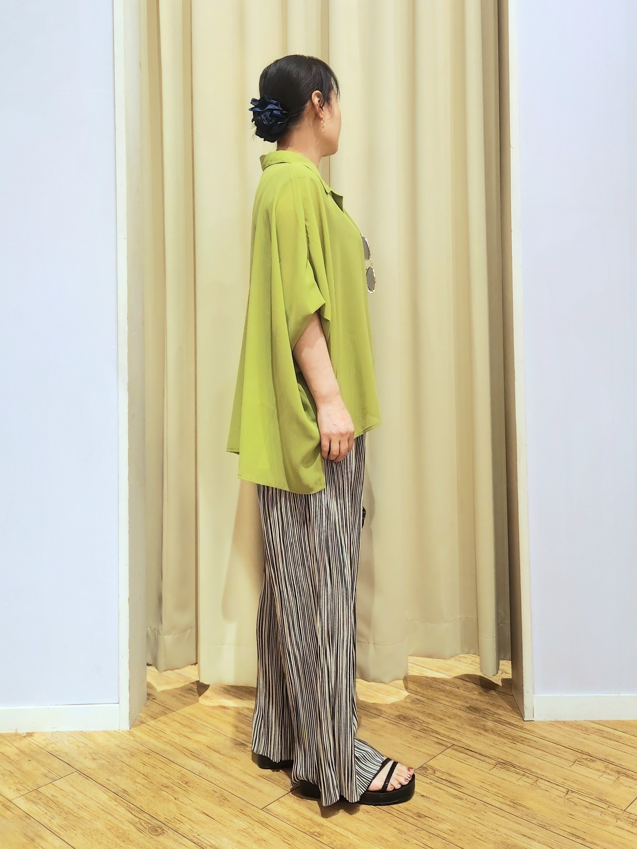 くまさんの「SHOO･LA･RUE｜【洗濯機可/体型カバー】羽織るだけで雰囲気変わる 柄アソート ポンチョ風シアーシャツ」を使ったコーディネート