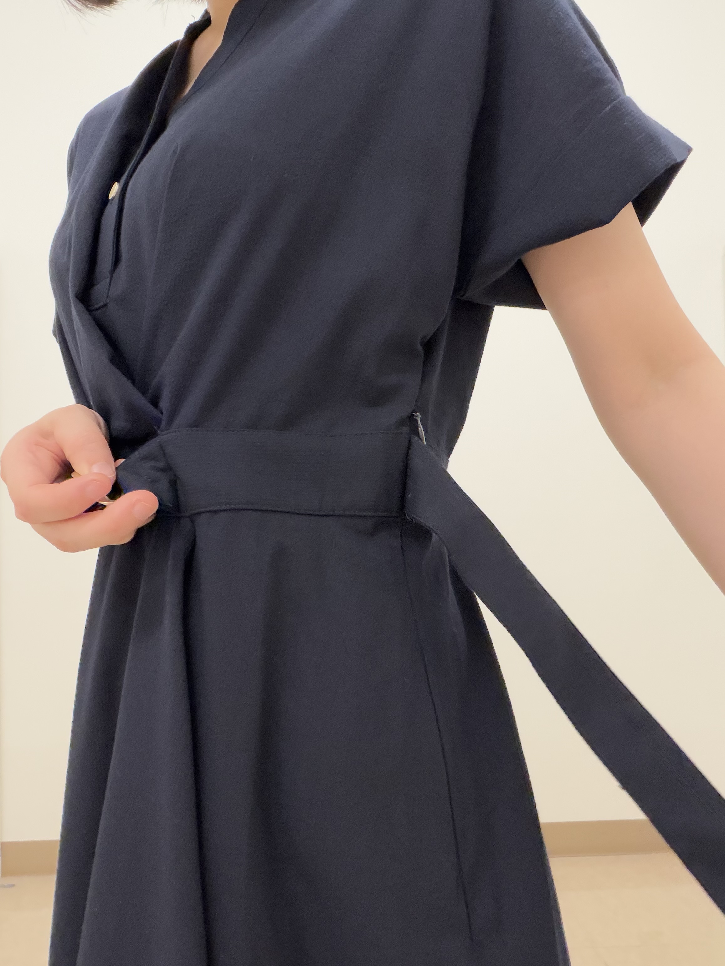 さあやさんの「grove｜【洗える】さらっと軽やか、カシュクール風サッカーワンピース」を使ったコーディネート