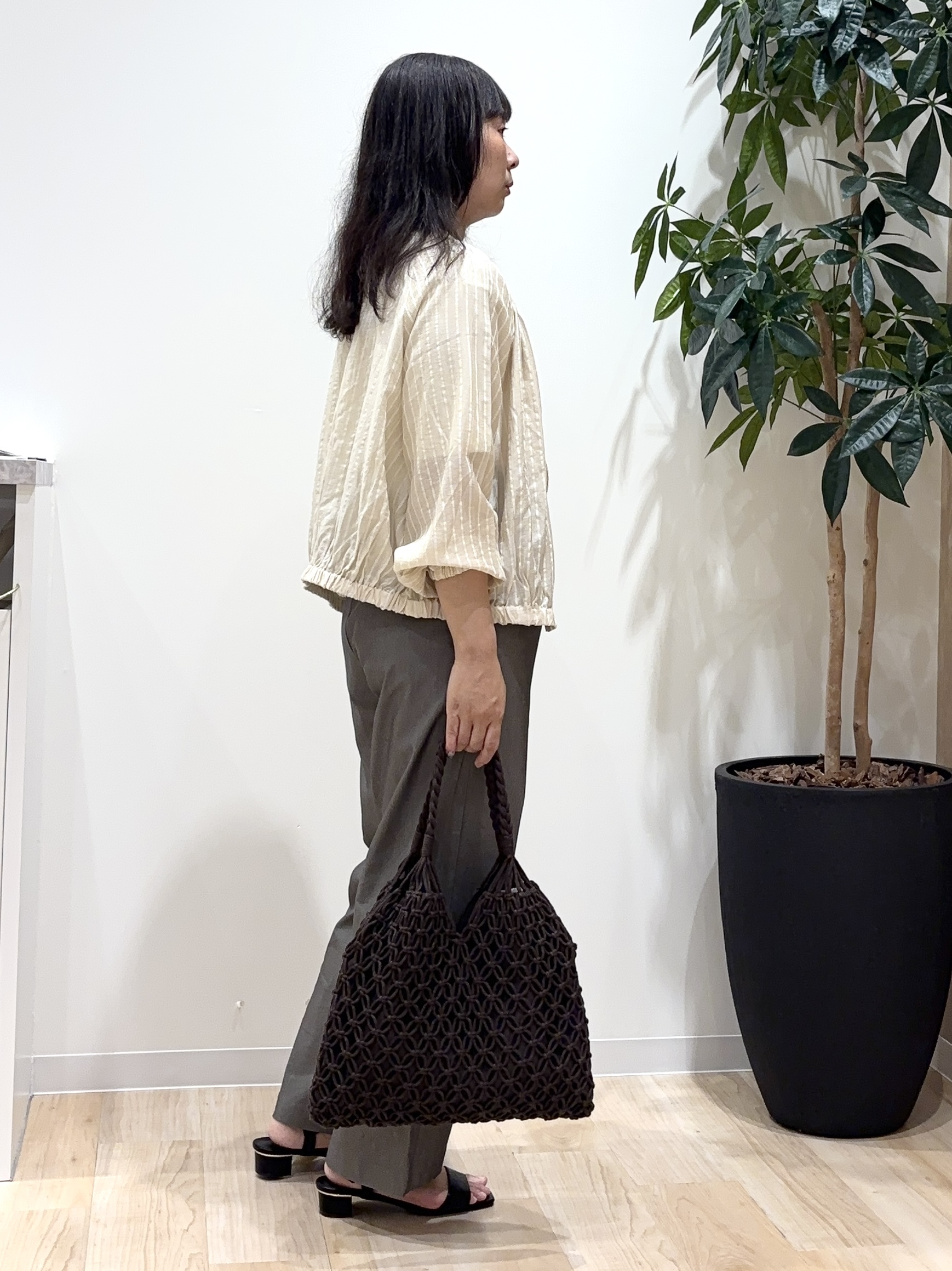 miraiさんの「grove｜気温調整にも◎ブラウス感覚で羽織れるシアーブルゾン」を使ったコーディネート