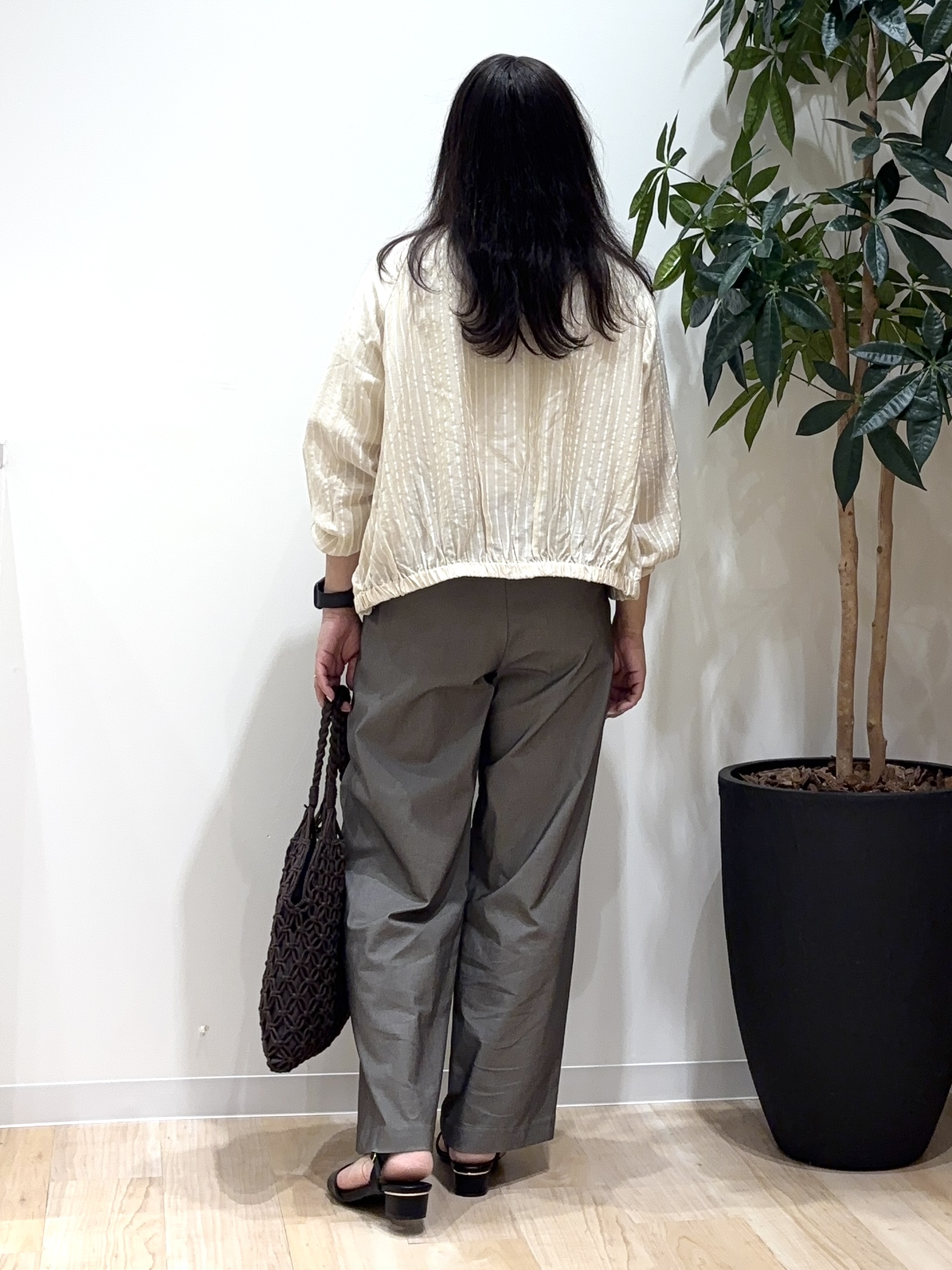 miraiさんの「grove｜気温調整にも◎ブラウス感覚で羽織れるシアーブルゾン」を使ったコーディネート