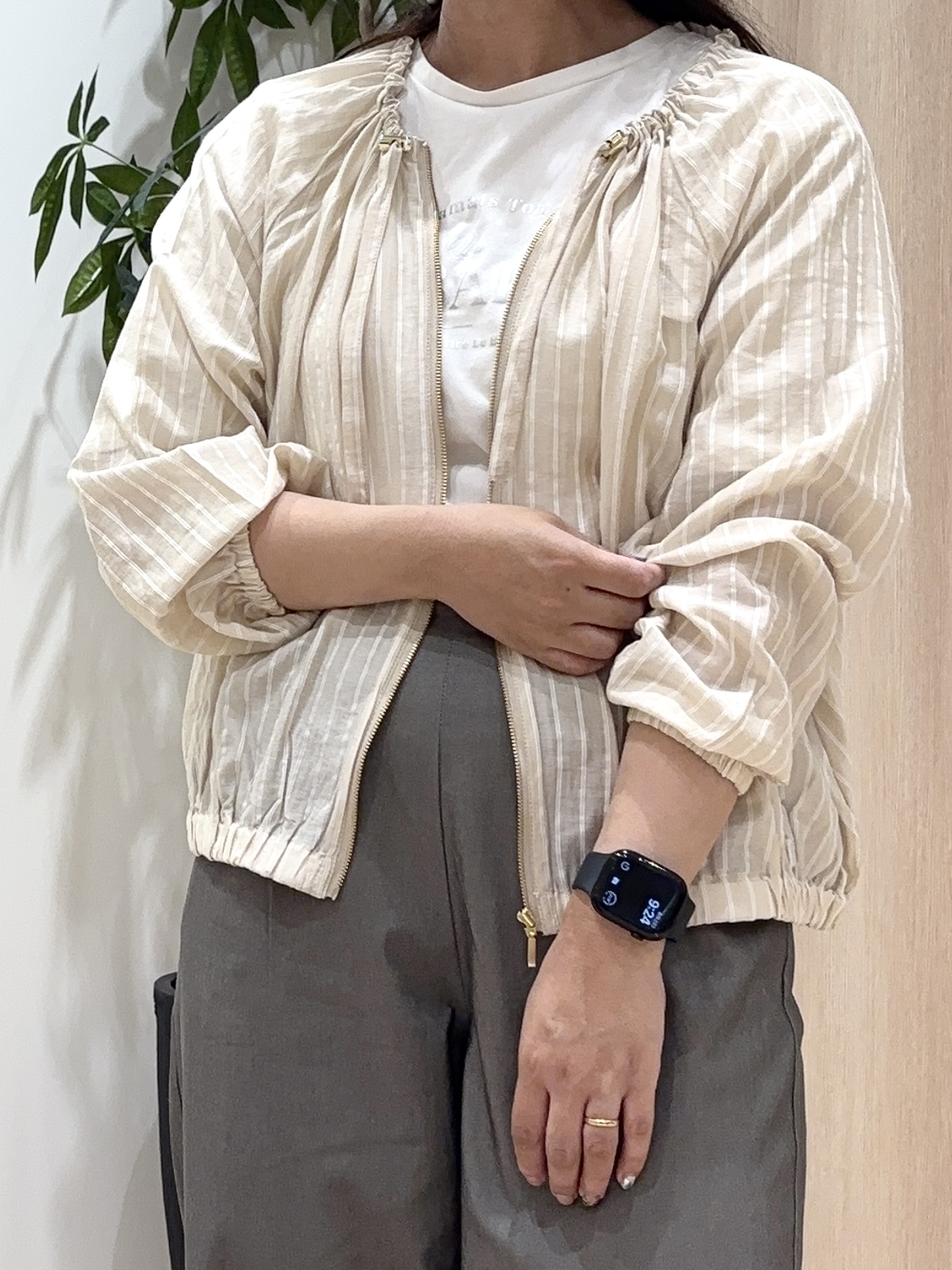 miraiさんの「grove｜気温調整にも◎ブラウス感覚で羽織れるシアーブルゾン」を使ったコーディネート