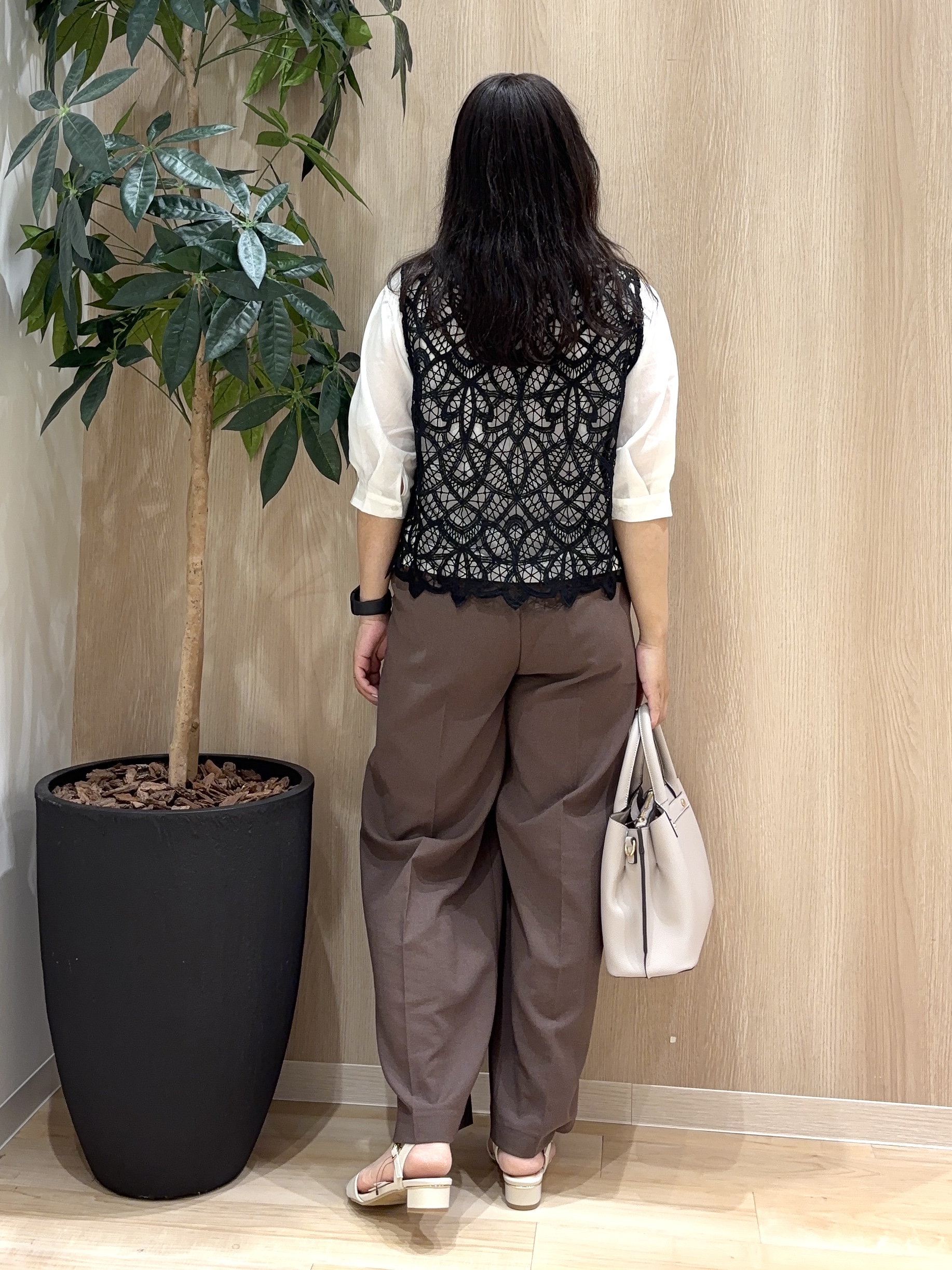 miraiさんの「grove｜【2点SET・二の腕カバー】レースベスト&times;シアーブラウスSET」を使ったコーディネート