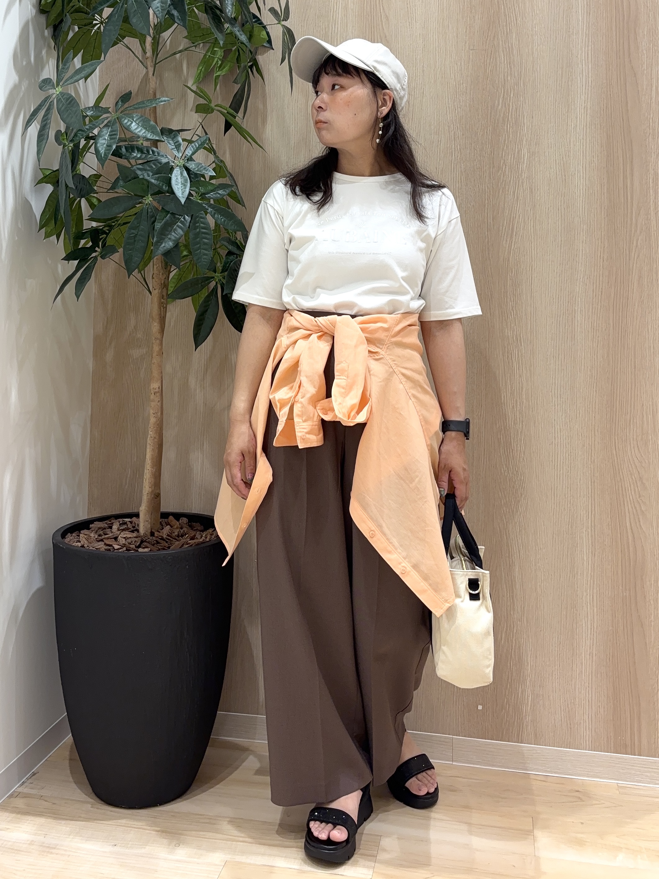 miraiさんの「grove｜【洗濯機OK】朝晩の気温差に◎軽やかシアーシャツ」を使ったコーディネート
