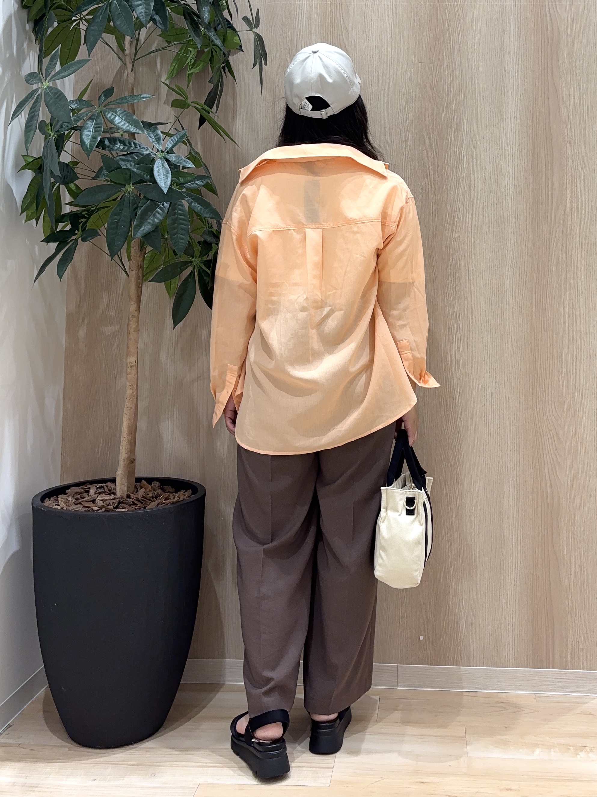 miraiさんの「grove｜【洗濯機OK】朝晩の気温差に◎軽やかシアーシャツ」を使ったコーディネート