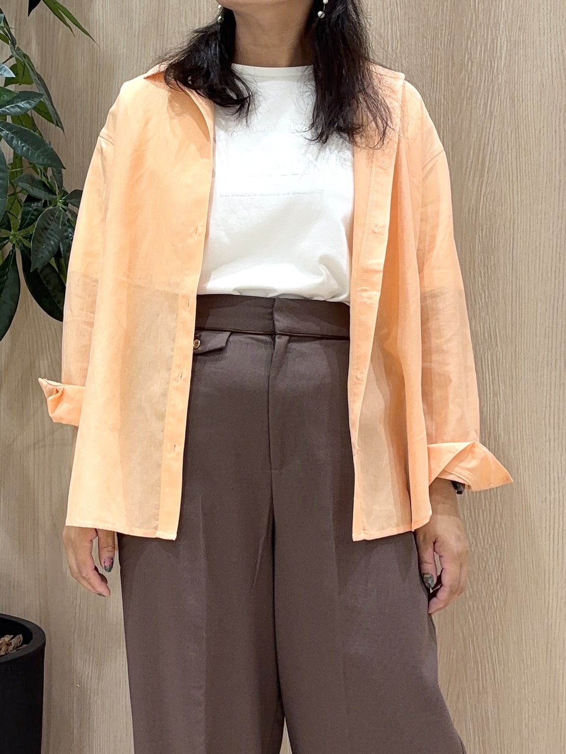 miraiさんの「grove｜【洗濯機OK】朝晩の気温差に◎軽やかシアーシャツ」を使ったコーディネート