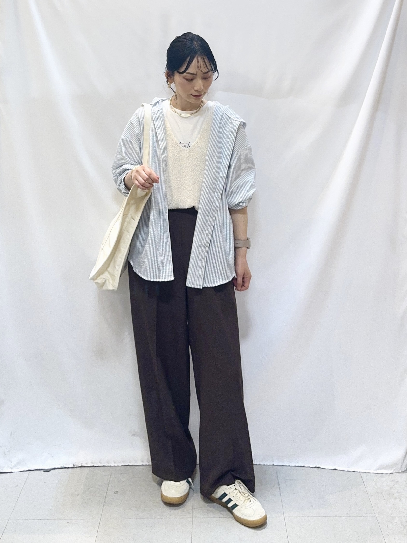 𝐇𝐢𝐫𝐨𝐦𝐢さんの「SHOO･LA･RUE｜【2点セット/S-LL】ニットベスト＆ロゴTシャツSET」を使ったコーディネート