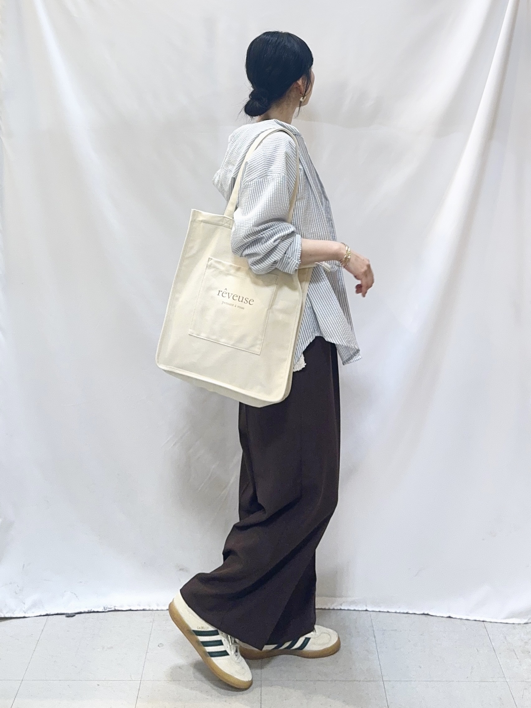 𝐇𝐢𝐫𝐨𝐦𝐢さんの「SHOO･LA･RUE｜【2点セット/S-LL】ニットベスト＆ロゴTシャツSET」を使ったコーディネート