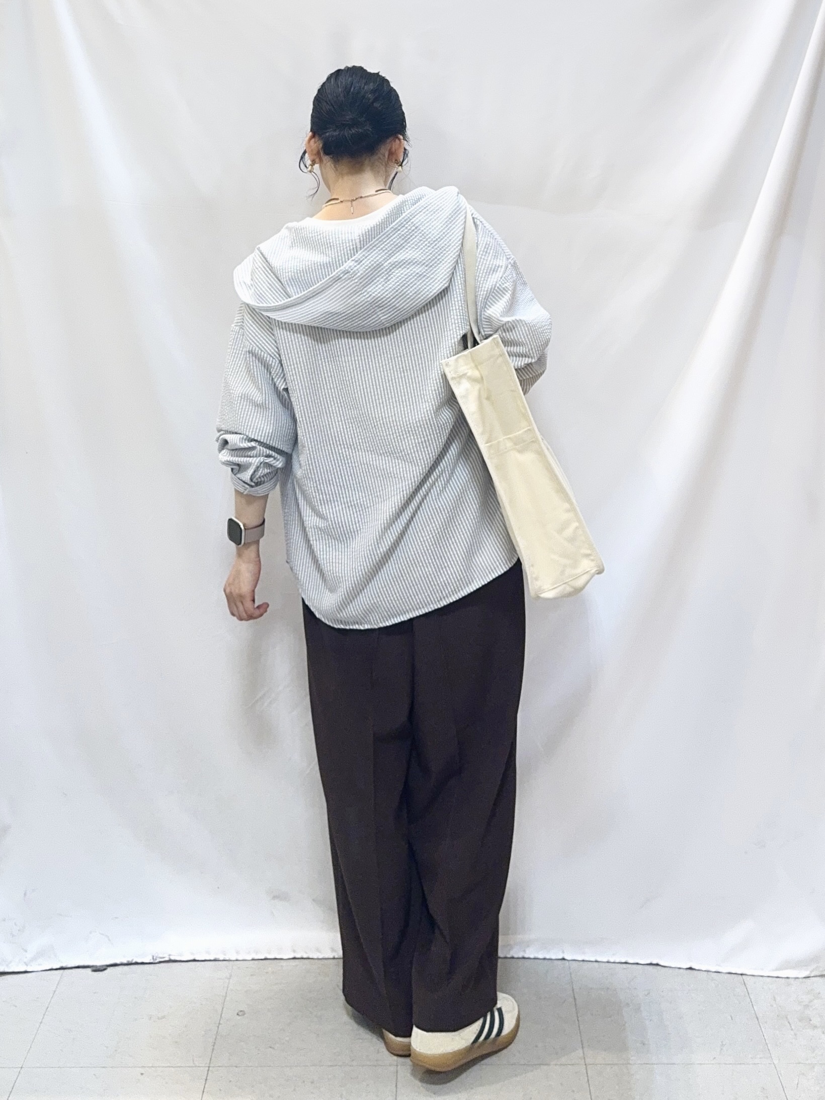 𝐇𝐢𝐫𝐨𝐦𝐢さんの「SHOO･LA･RUE｜【2点セット/S-LL】ニットベスト＆ロゴTシャツSET」を使ったコーディネート