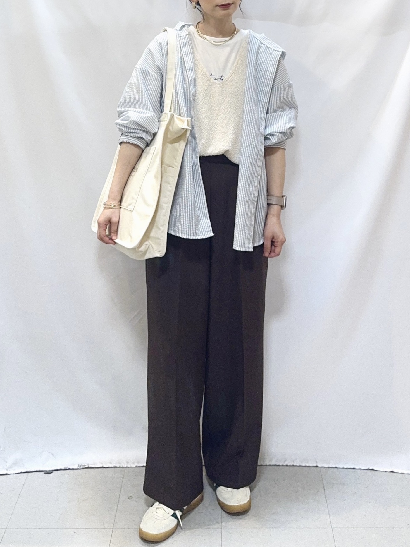 𝐇𝐢𝐫𝐨𝐦𝐢さんの「SHOO･LA･RUE｜【2点セット/S-LL】ニットベスト＆ロゴTシャツSET」を使ったコーディネート