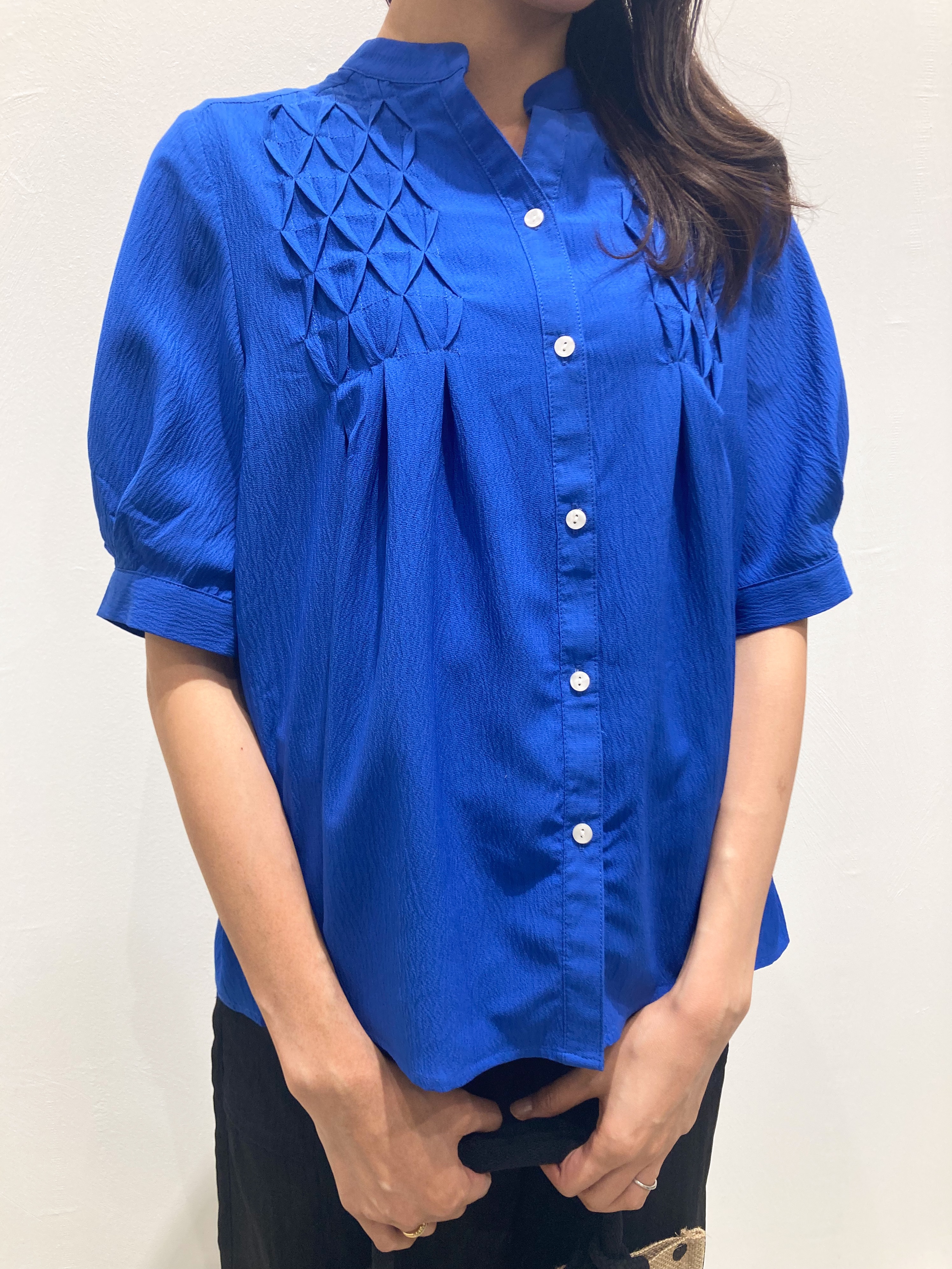 yagiさんの「grove｜【貴島明日香さん着用/体型カバー】ON・OFF使えるスモッキングタックブラウス」を使ったコーディネート