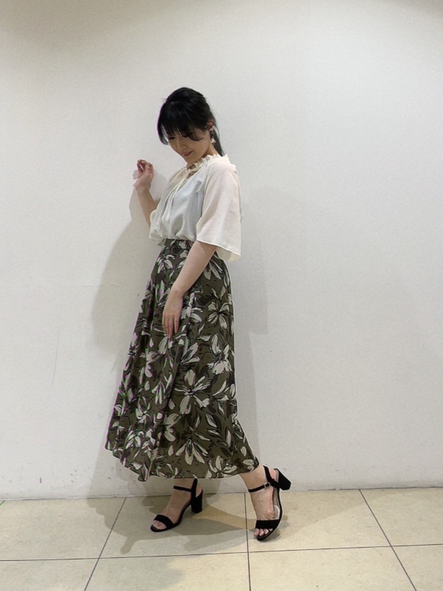 watanabeさんの「UNTITLED｜【シアー/首元フリル】シルキーシフォンブラウス」を使ったコーディネート