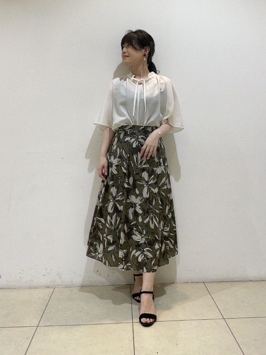 watanabeさんの「UNTITLED｜【シアー/首元フリル】シルキーシフォンブラウス」を使ったコーディネート