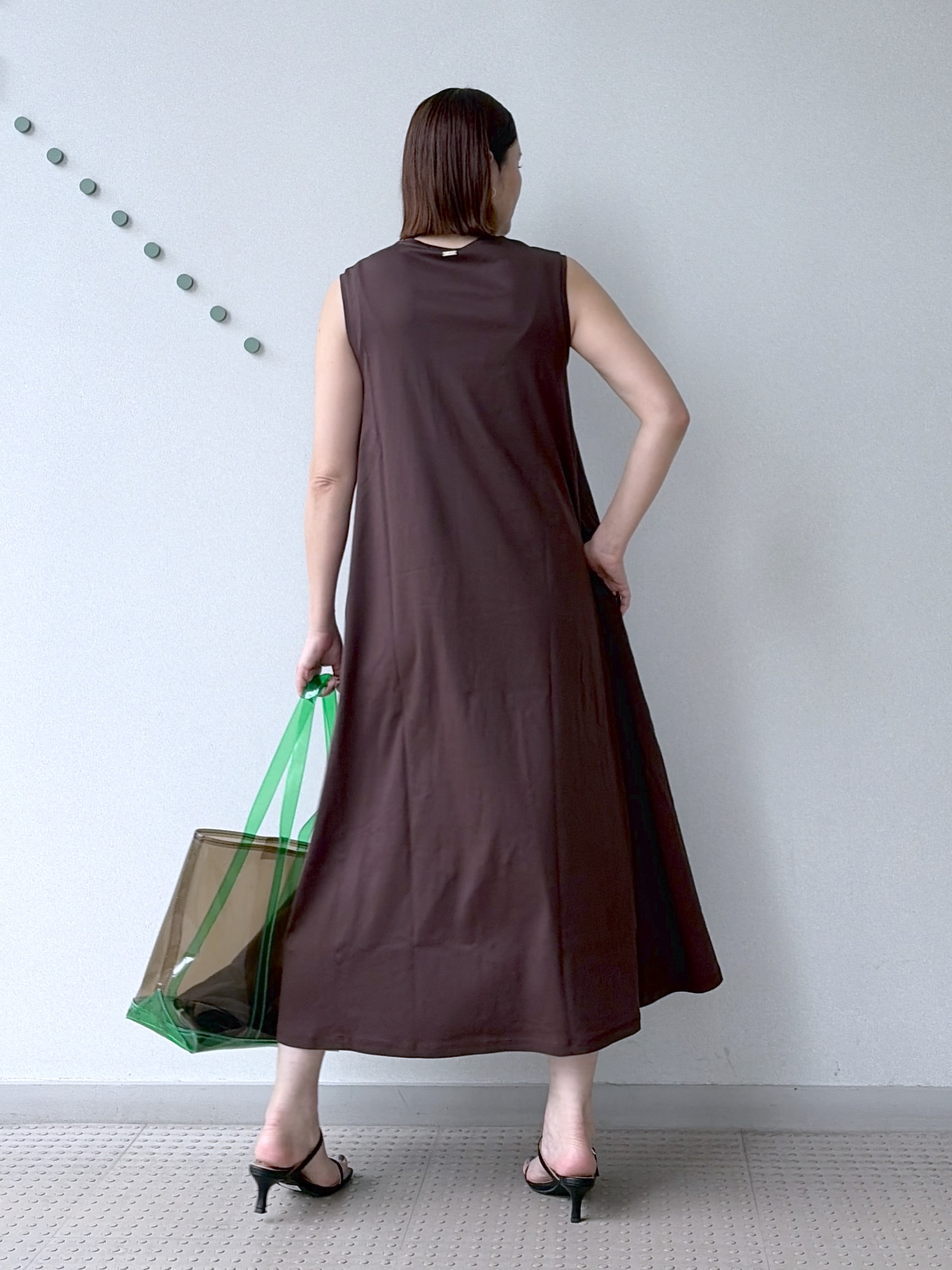 yoshikadoさんの「DRESSTERIOR｜【接触冷感／抗菌防臭／消臭/ウォッシャブル】アイスクリアコットン フレンチスリーブワンピース」を使ったコーディネート