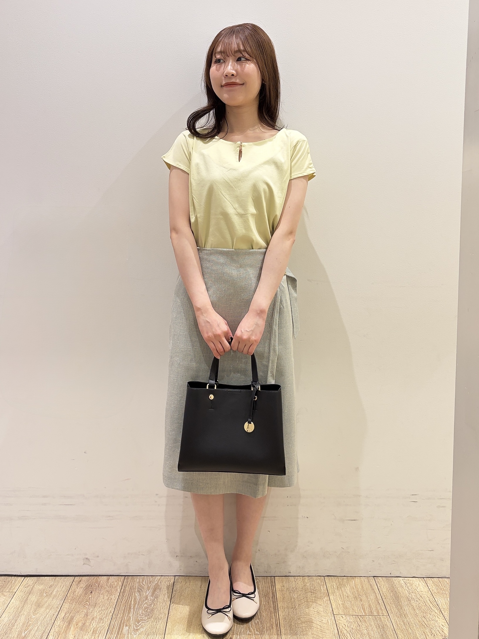 MOMOさんの「index｜【接触冷感】ビジューキーネックフレンチトップス《UVケア／洗濯機OK／XS～3L／8col》」を使ったコーディネート