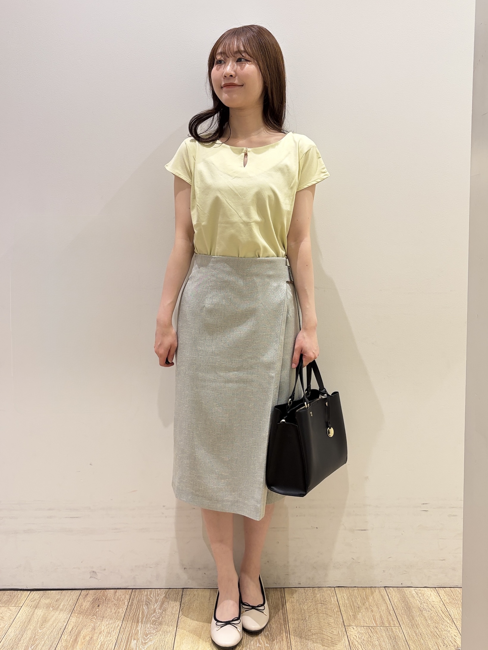 MOMOさんの「index｜【接触冷感】ビジューキーネックフレンチトップス《UVケア／洗濯機OK／XS～3L／8col》」を使ったコーディネート