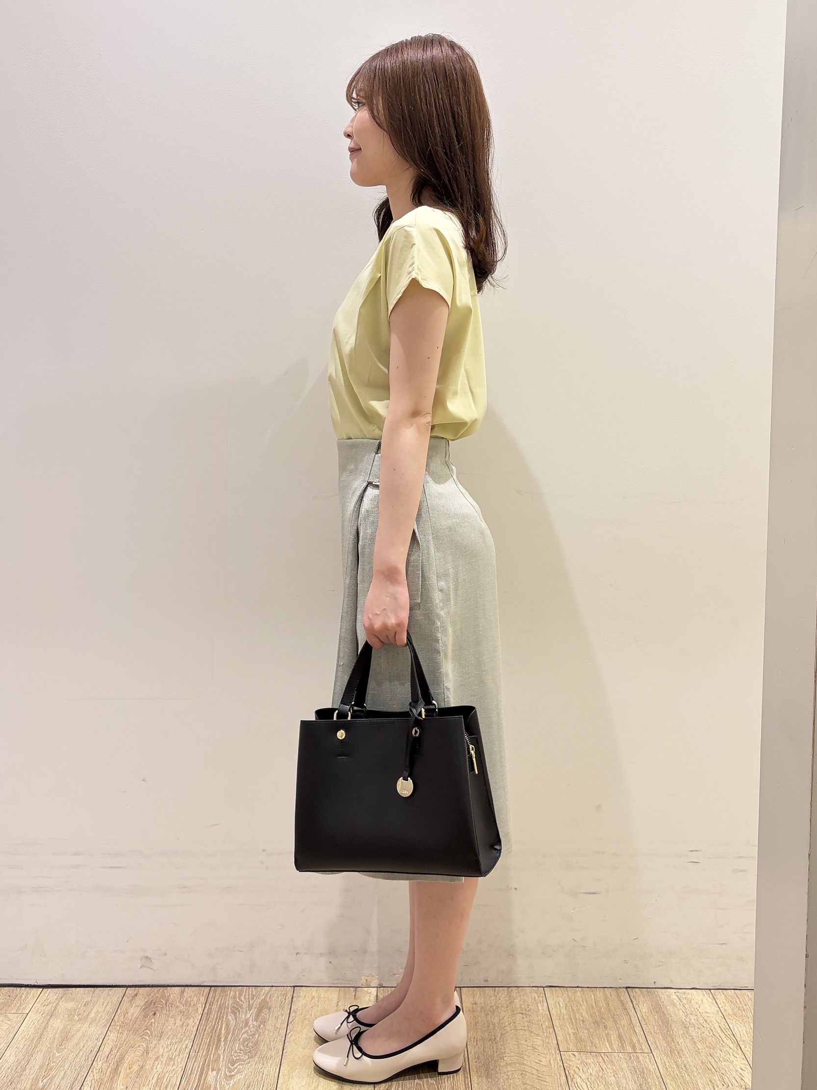 MOMOさんの「index｜【接触冷感】ビジューキーネックフレンチトップス《UVケア／洗濯機OK／XS～3L／8col》」を使ったコーディネート