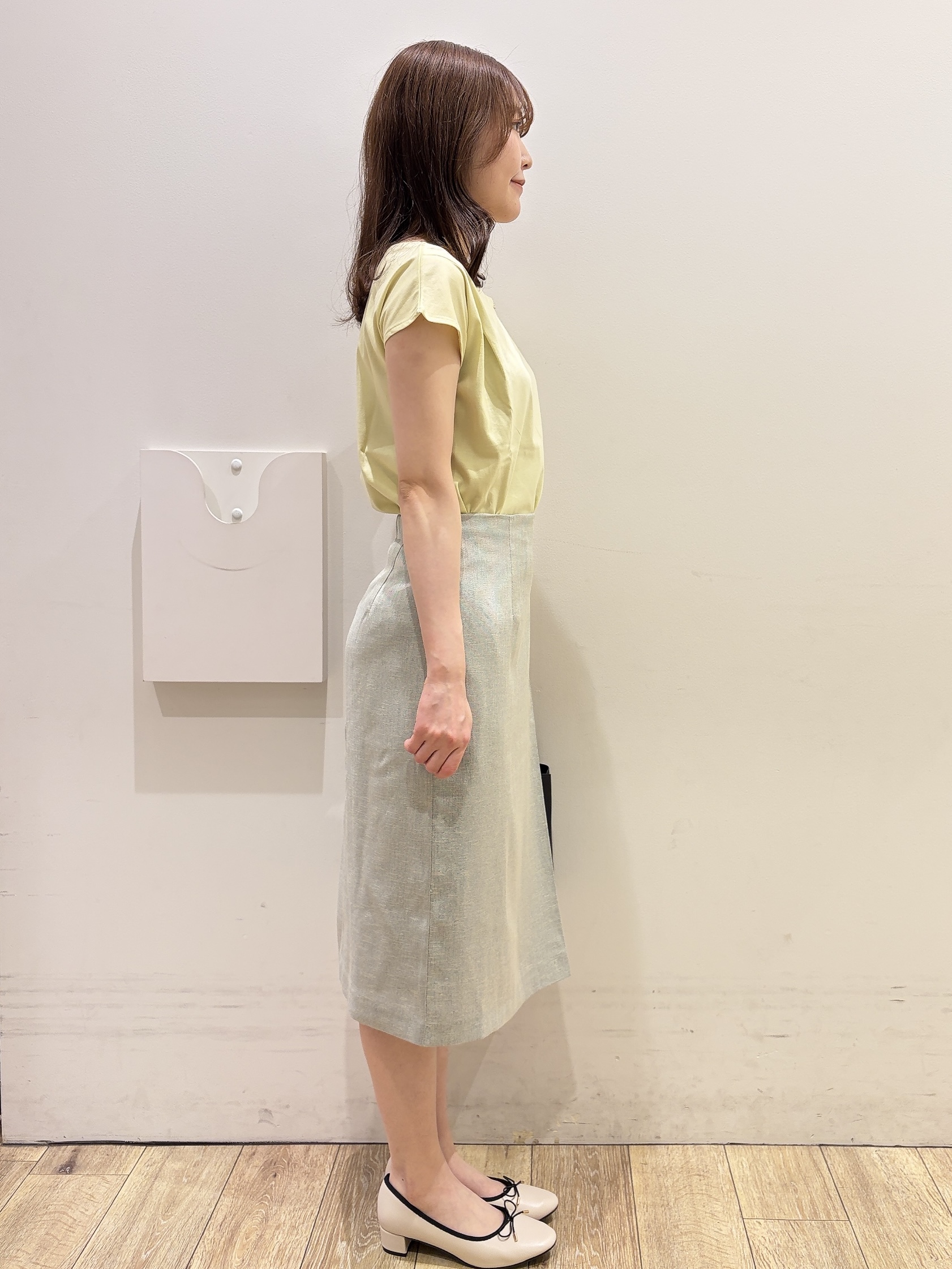 MOMOさんの「index｜【接触冷感】ビジューキーネックフレンチトップス《UVケア／洗濯機OK／XS～3L／8col》」を使ったコーディネート