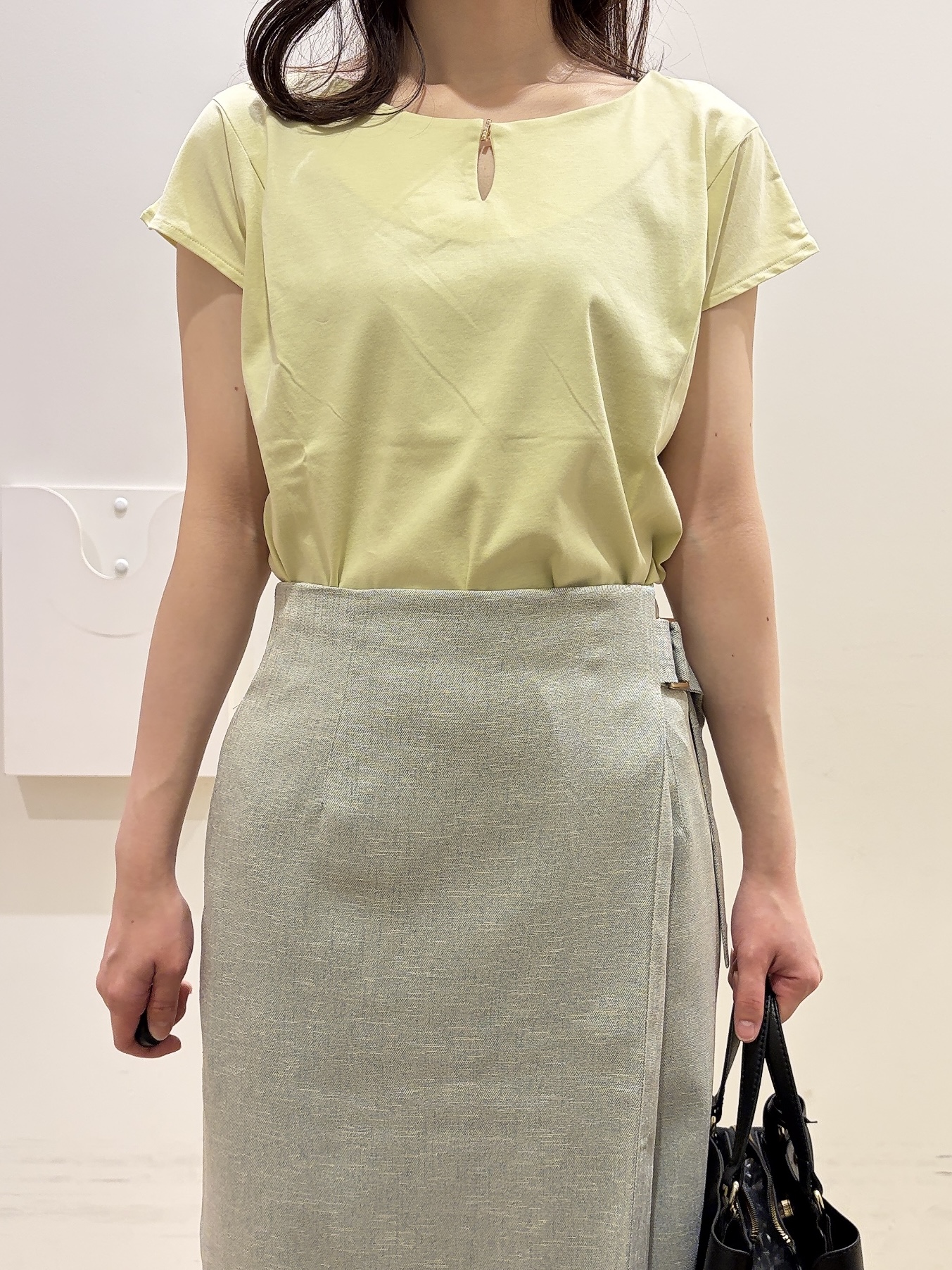 MOMOさんの「index｜【接触冷感】ビジューキーネックフレンチトップス《UVケア／洗濯機OK／XS～3L／8col》」を使ったコーディネート