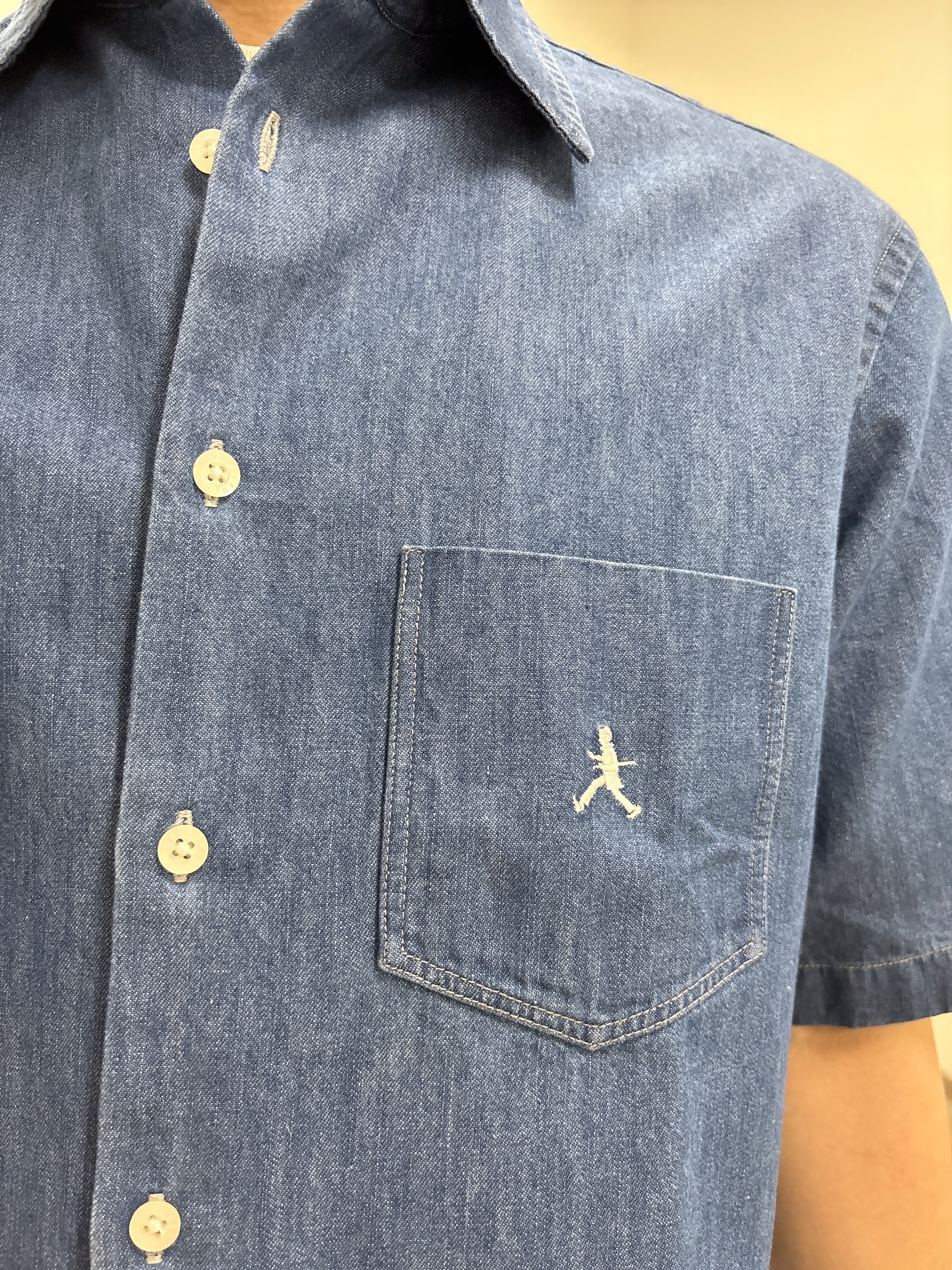 KEIさんの「TAKEO KIKUCHI｜【BOWLER HAT LABEL】ボーラーハットウォーカー刺繍 半袖デニムシャツ」を使ったコーディネート