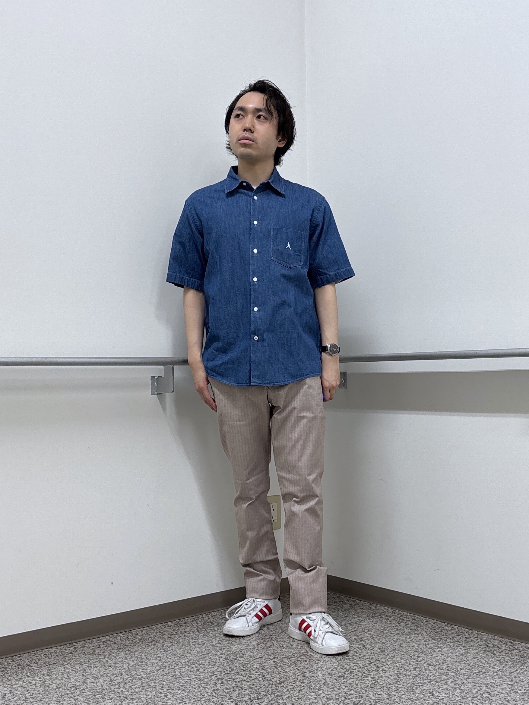 KEIさんの「TAKEO KIKUCHI｜【BOWLER HAT LABEL】ボーラーハットウォーカー刺繍 半袖デニムシャツ」を使ったコーディネート