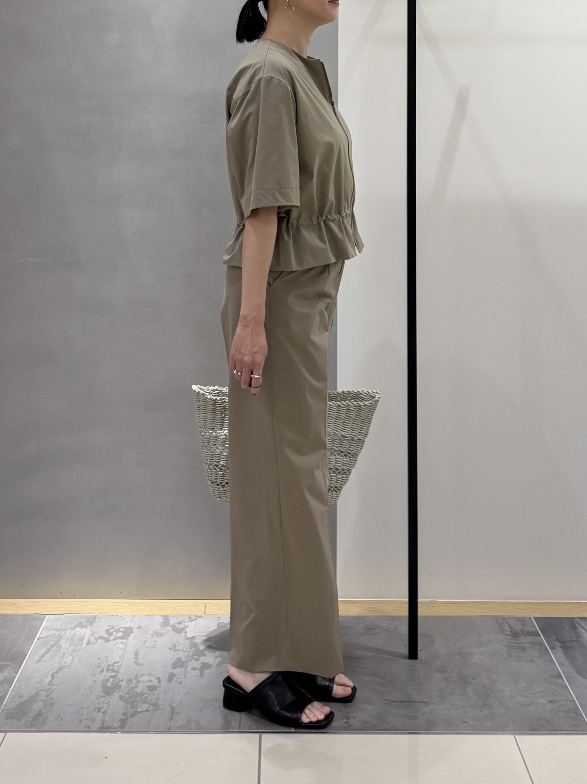 shihoさんの「INDIVI｜【撥水／UVケア／SETUP可能】軽量5分袖ライトブルゾン」を使ったコーディネート