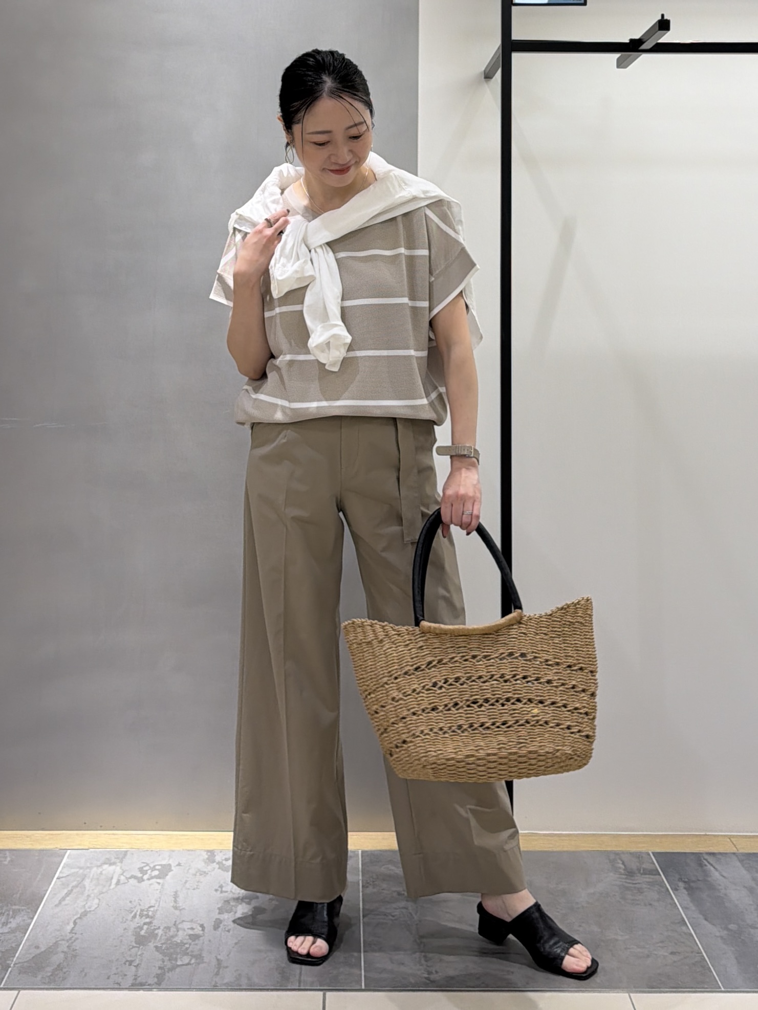 shihoさんの「INDIVI｜【11色展開/体型カバー】前後2WAYフレンチスリーブニット」を使ったコーディネート