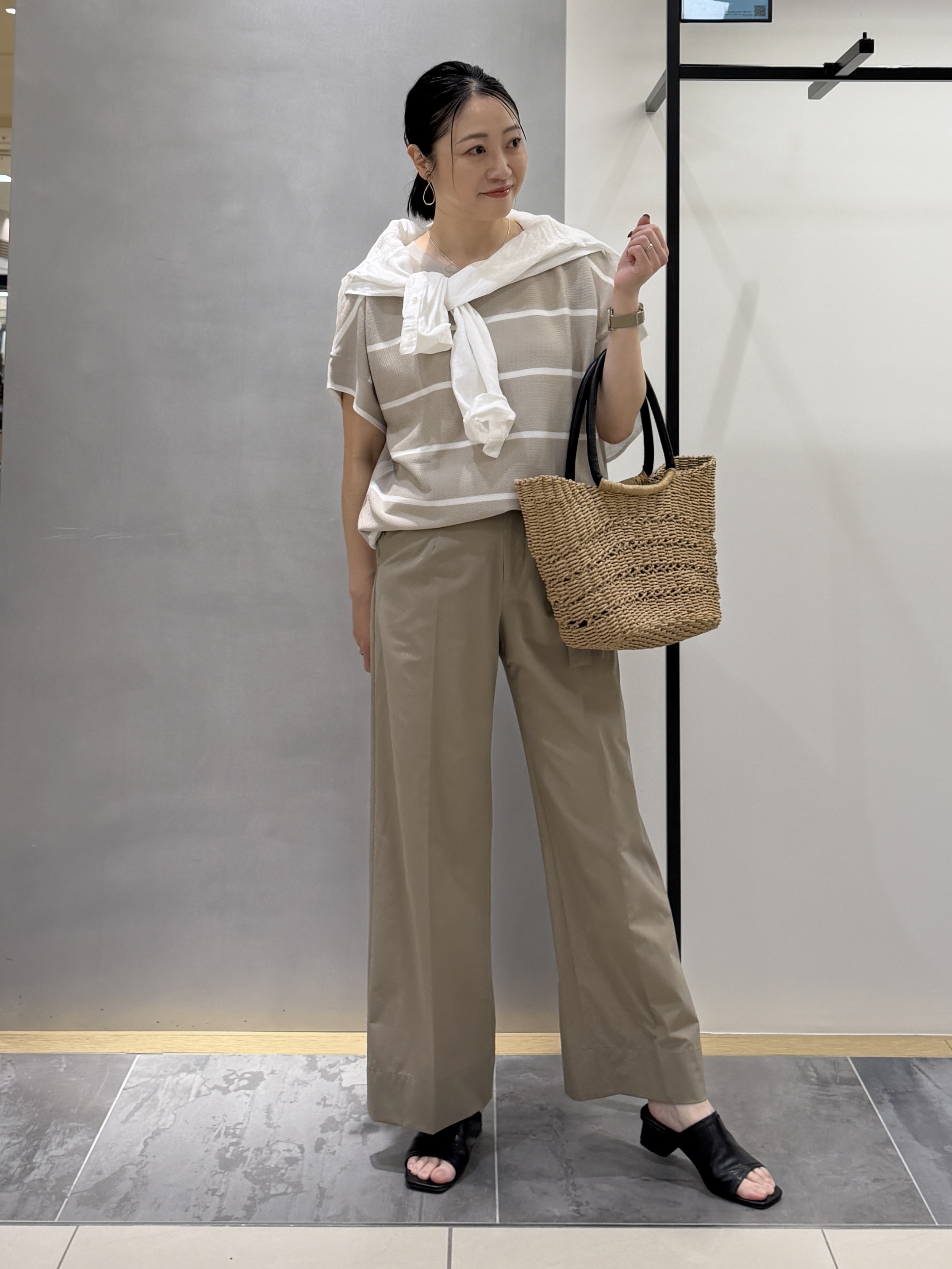 shihoさんの「INDIVI｜【11色展開/体型カバー】前後2WAYフレンチスリーブニット」を使ったコーディネート