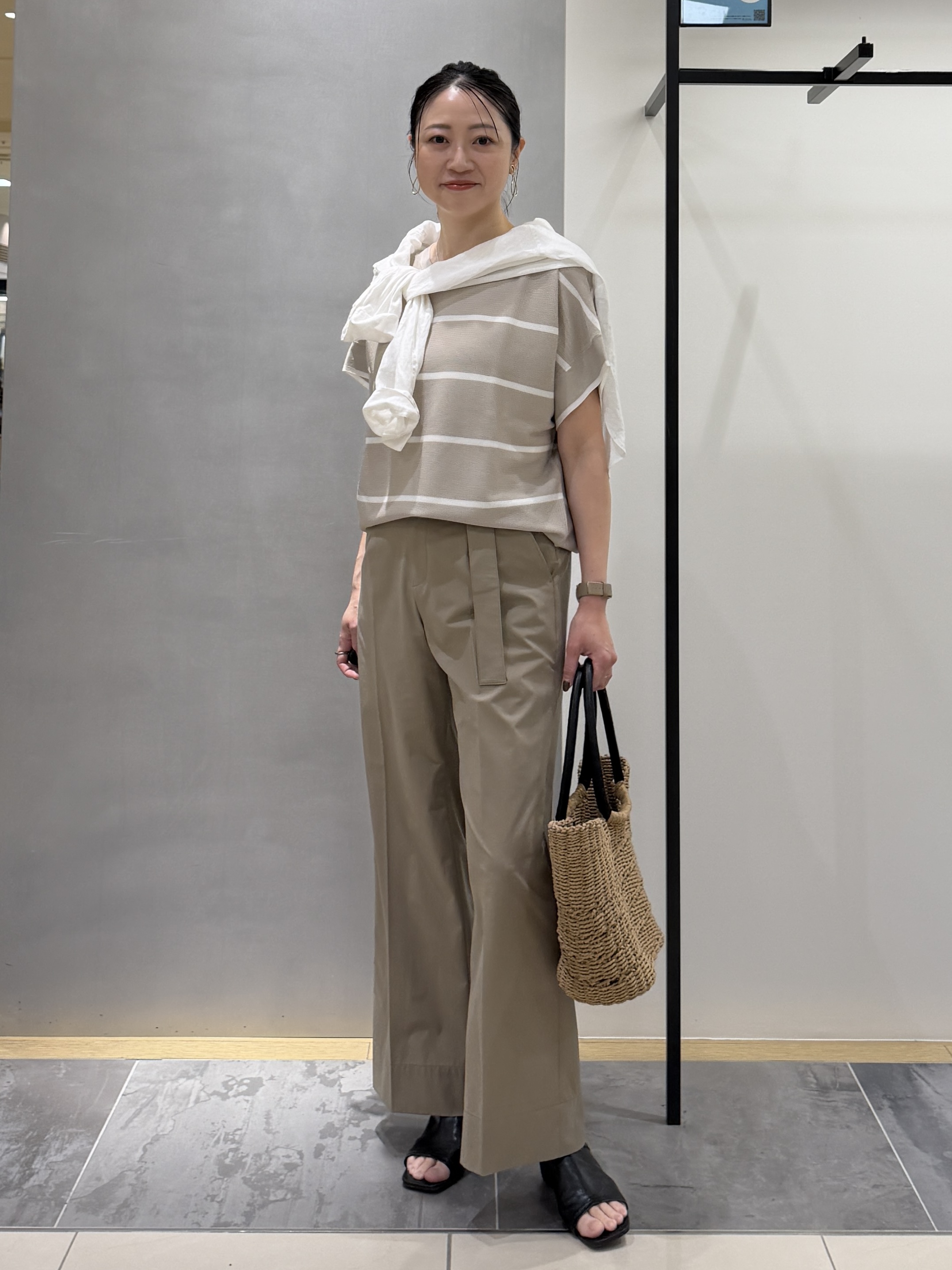 shihoさんの「INDIVI｜【11色展開/体型カバー】前後2WAYフレンチスリーブニット」を使ったコーディネート