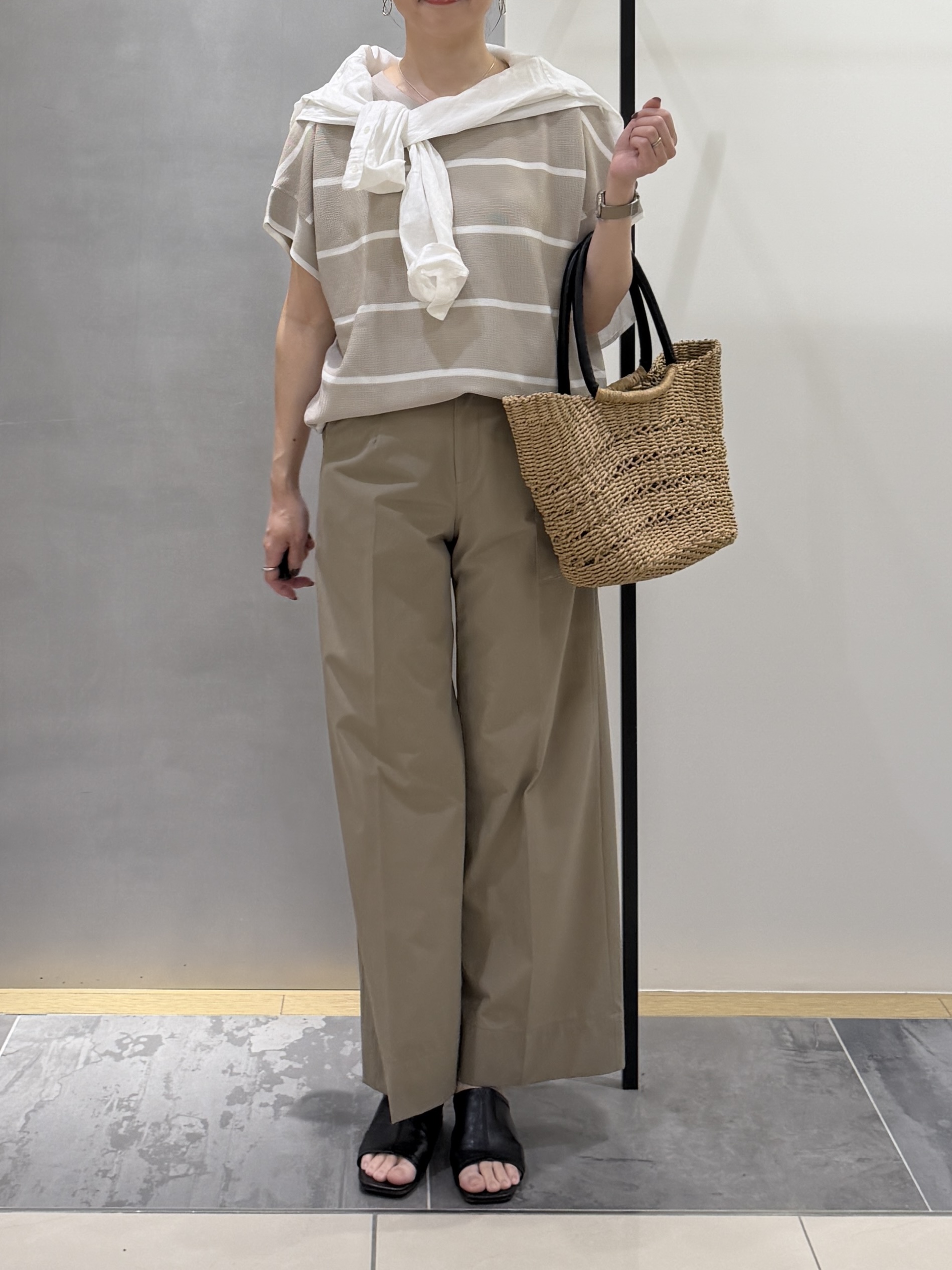 shihoさんの「INDIVI｜【11色展開/体型カバー】前後2WAYフレンチスリーブニット」を使ったコーディネート