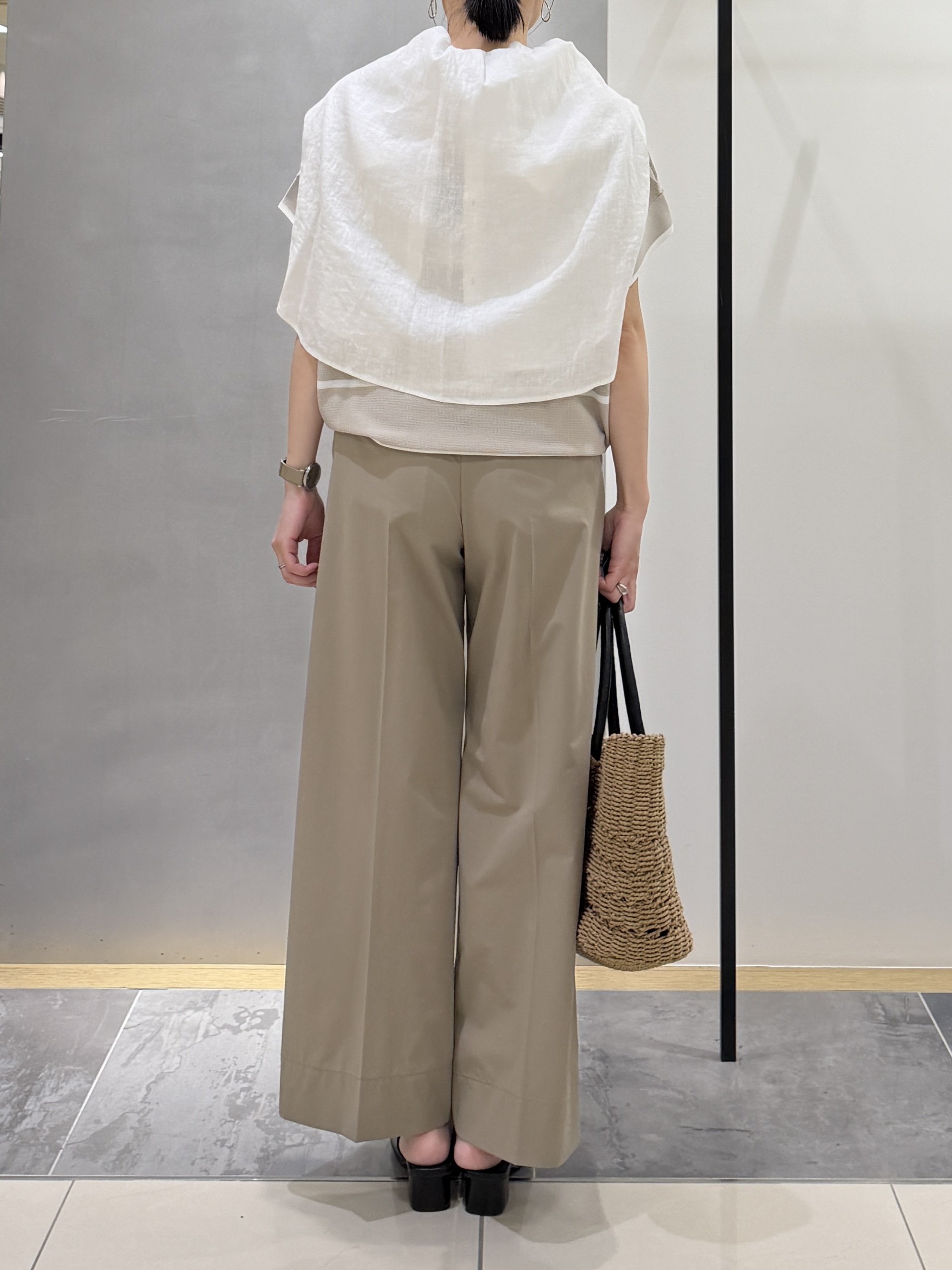 shihoさんの「INDIVI｜【11色展開/体型カバー】前後2WAYフレンチスリーブニット」を使ったコーディネート