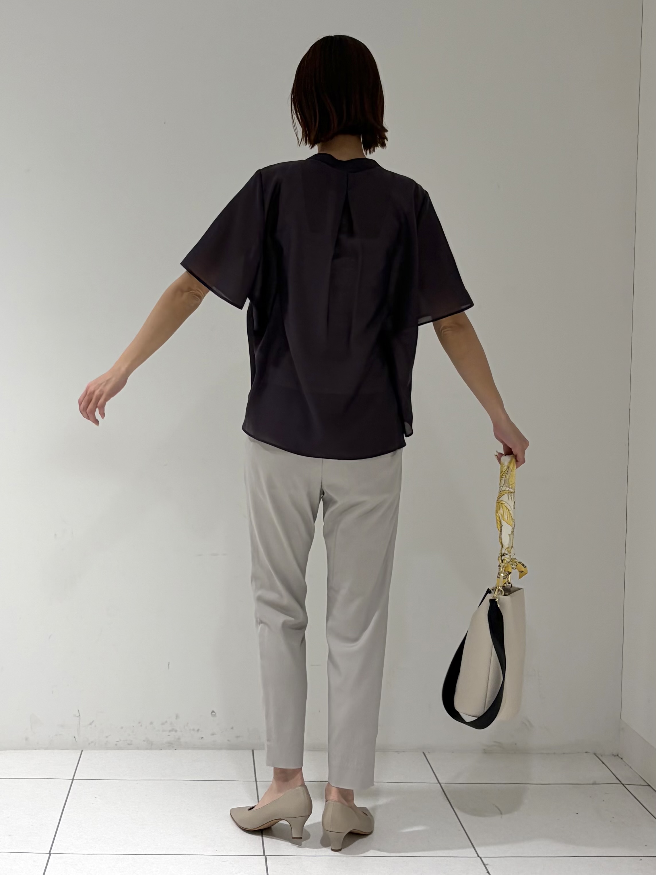 shioriさんの「INDIVI｜【接触冷感/洗える】シアーシャンブレーピンタックブラウス」を使ったコーディネート