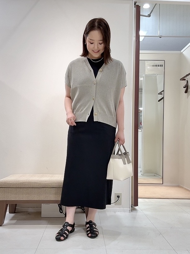 YUIさんの「UNTITLED｜【洗える/清涼感】ドライタッチスリーブレスカーディガン」を使ったコーディネート