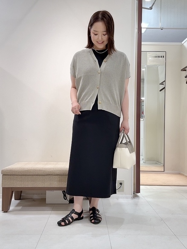 YUIさんの「UNTITLED｜【洗える/清涼感】ドライタッチスリーブレスカーディガン」を使ったコーディネート