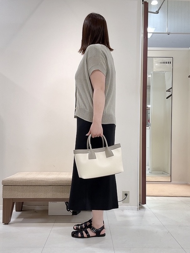 YUIさんの「UNTITLED｜【洗える/清涼感】ドライタッチスリーブレスカーディガン」を使ったコーディネート
