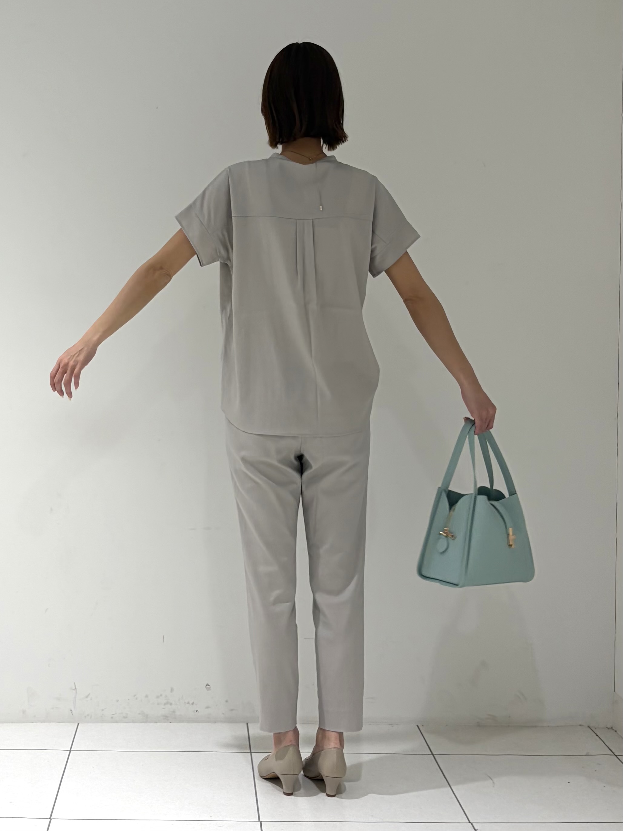 shioriさんの「INDIVI｜【洗える／アンサンブル可能】シアーストライプカーディガン」を使ったコーディネート