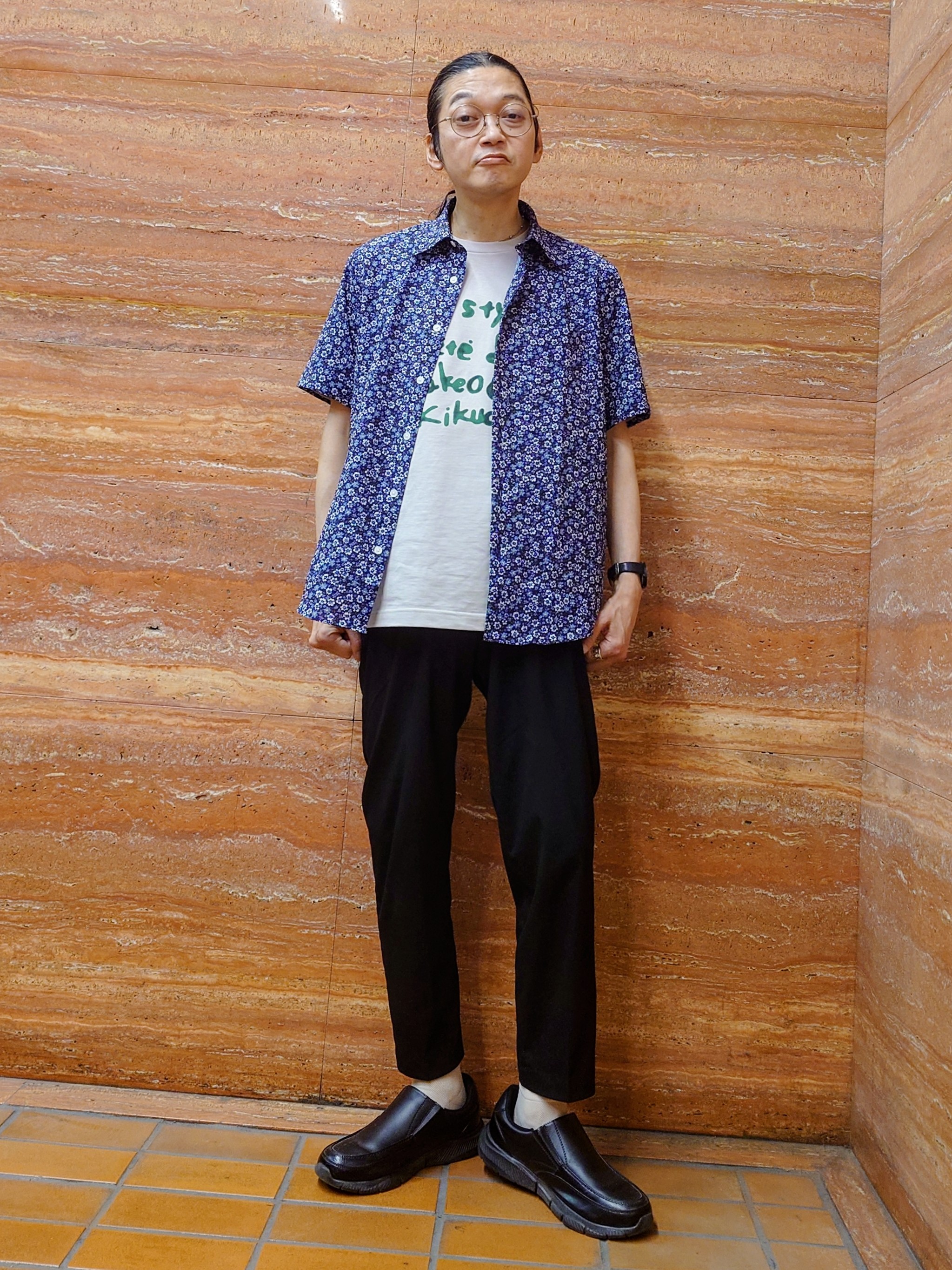 かしげるさんの「TAKEO KIKUCHI｜水彩ペイント アートロゴTシャツ」を使ったコーディネート