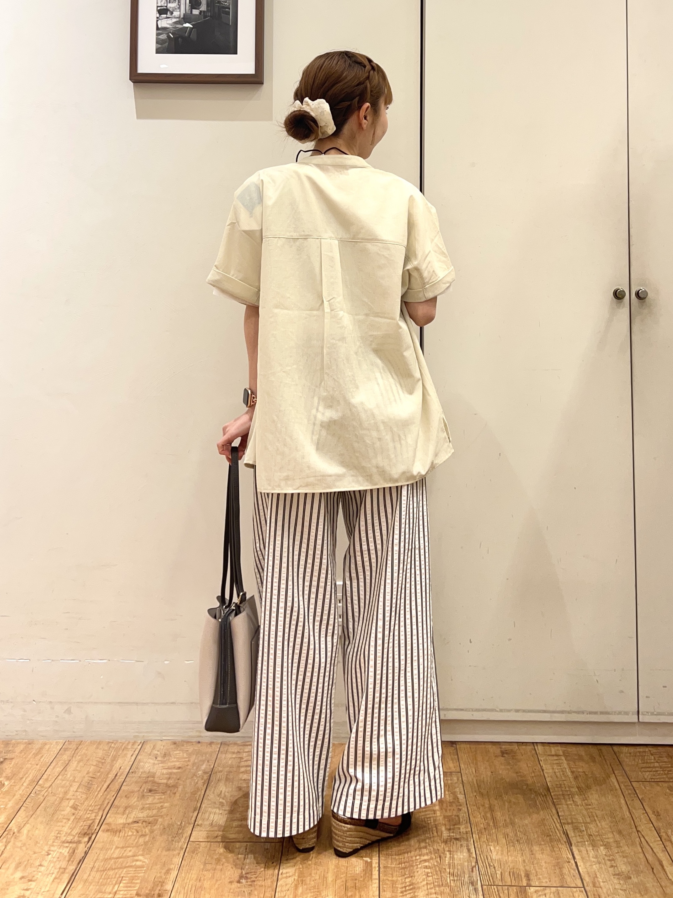 AIRIさんの「SHOO･LA･RUE｜【通気性〇/UV/S-LL】風が通り抜ける 半袖バンドカラーシアーシャツ」を使ったコーディネート
