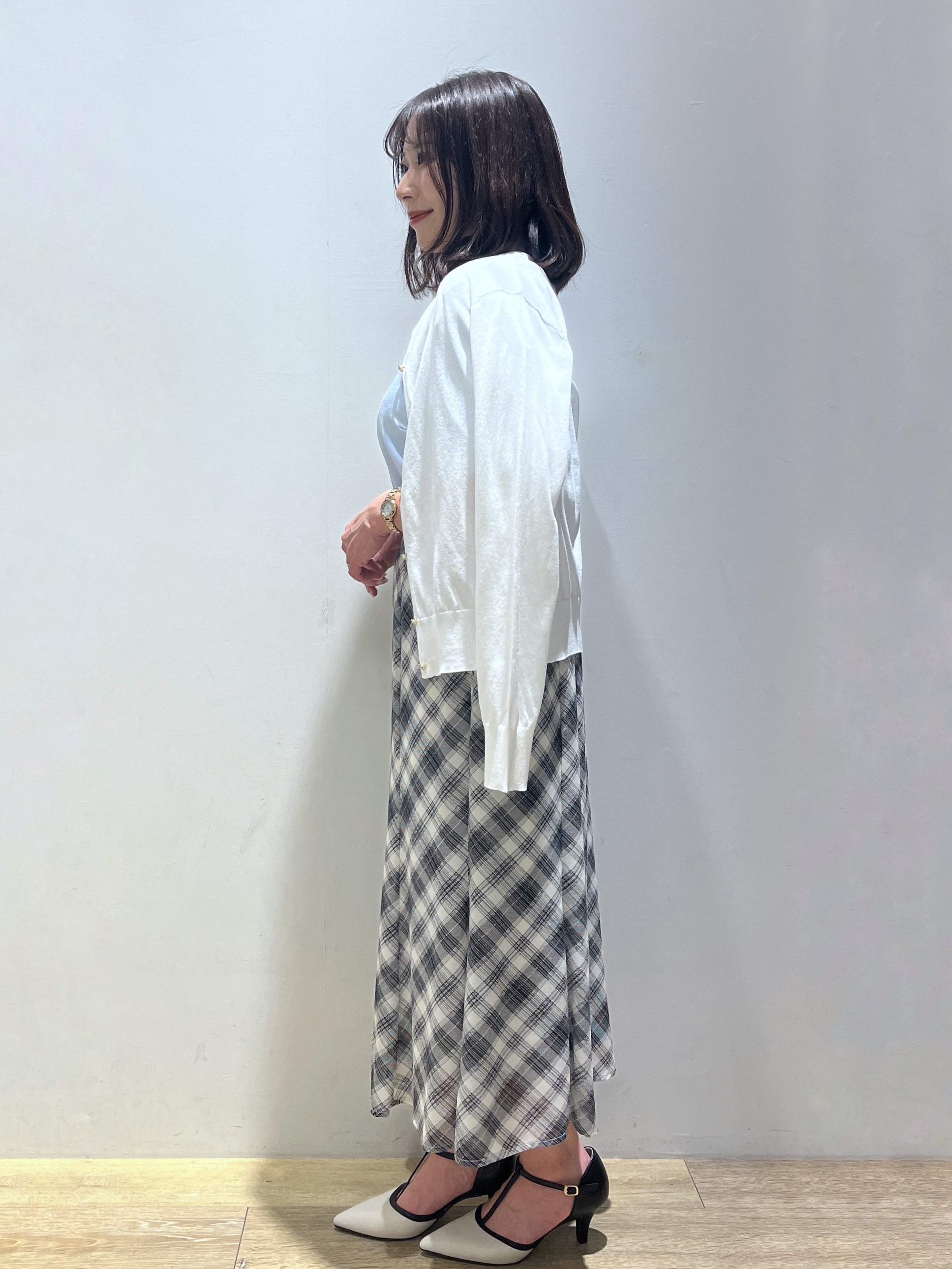 さやかさんの「index｜【接触冷感】ビジューボタンカーディガン《抗ピリング／洗濯機OK》」を使ったコーディネート
