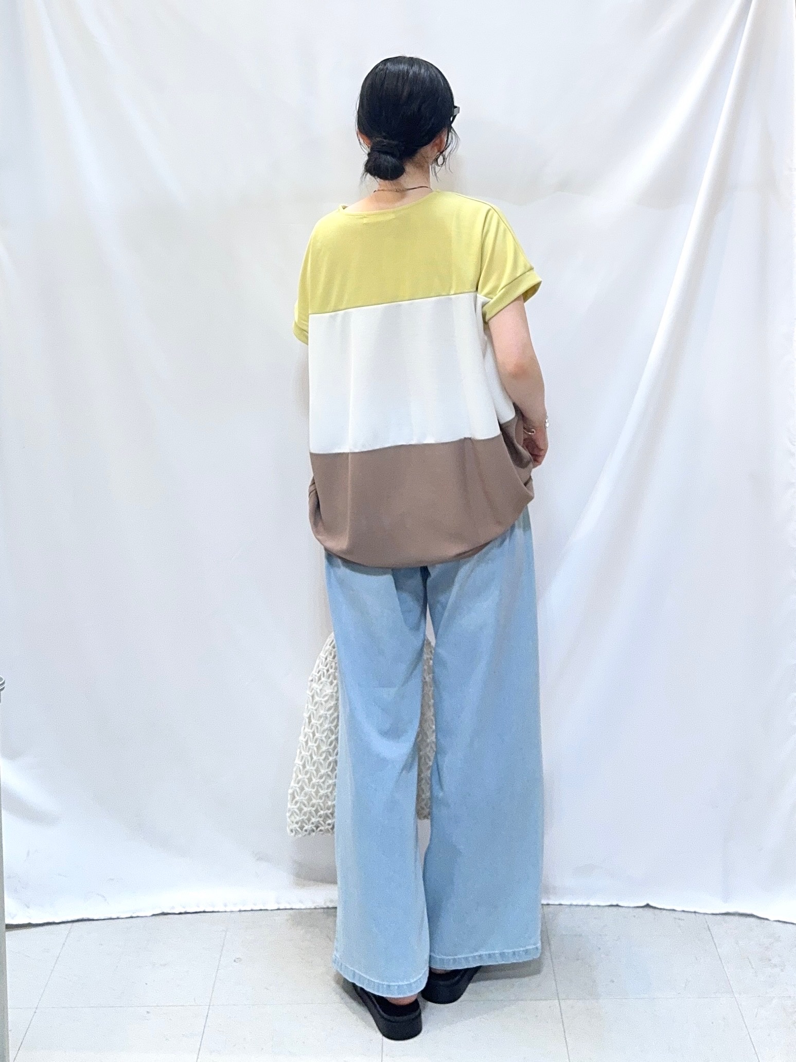 𝐇𝐢𝐫𝐨𝐦𝐢さんの「SHOO･LA･RUE｜【S-LL/洗濯機可/体型カバー】インせず着られる 異素材ブロッキング ドルマンＴシャツ」を使ったコーディネート