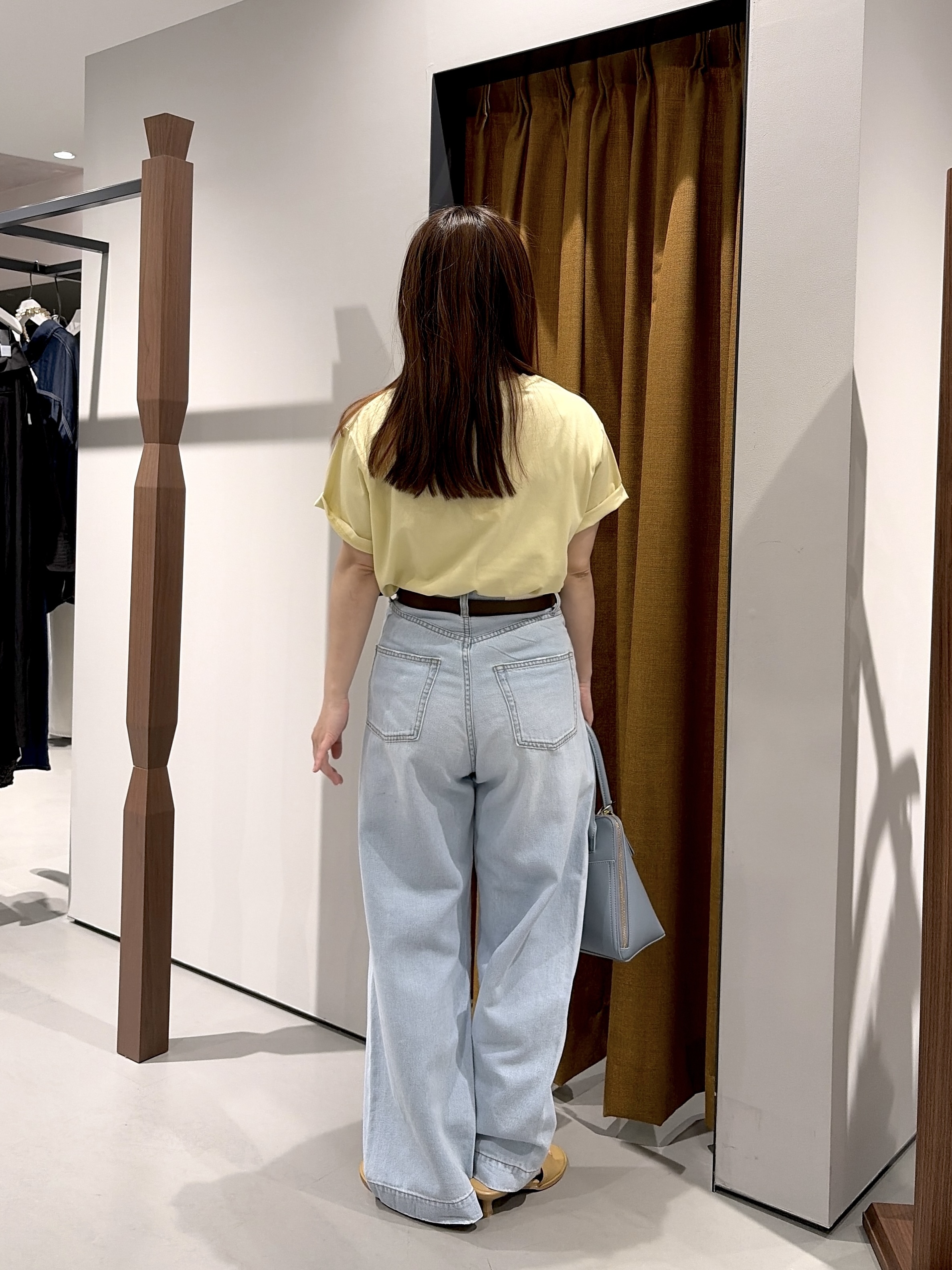 よねさんの「INDIVI｜クルーネック刺繍Tシャツ」を使ったコーディネート