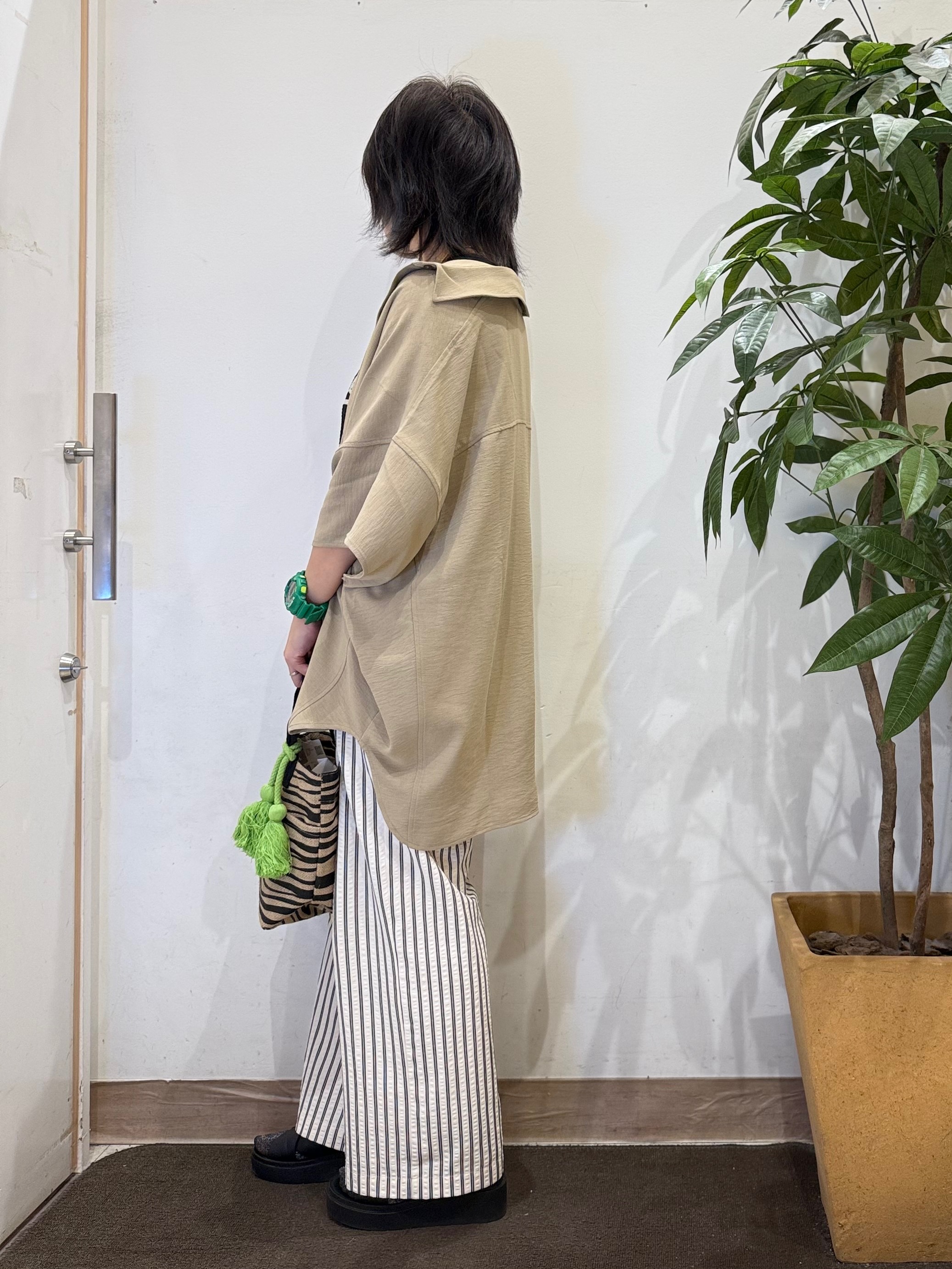 misakiさんの「SHOO･LA･RUE｜【高レビュー/洗濯後しわになりにくい/体型カバー】きちんとゆるっと 大人の抜け感 ポンチョ風カラーシ」を使ったコーディネート